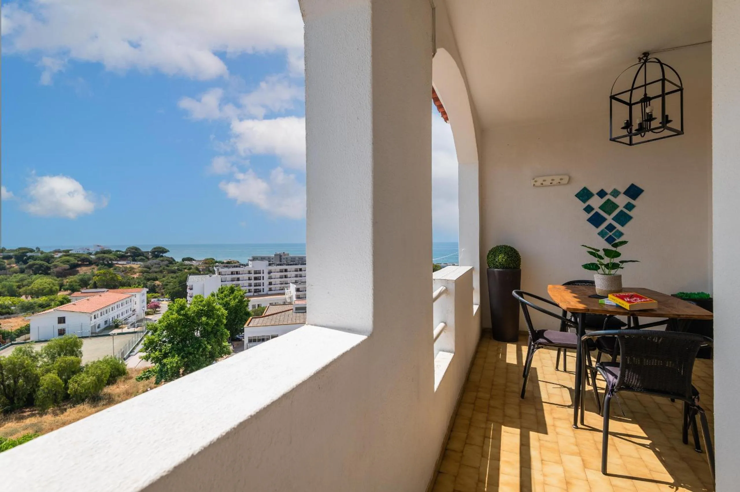 Sea View Central Town 2 Bedroom Apartment 5 min from the Beach