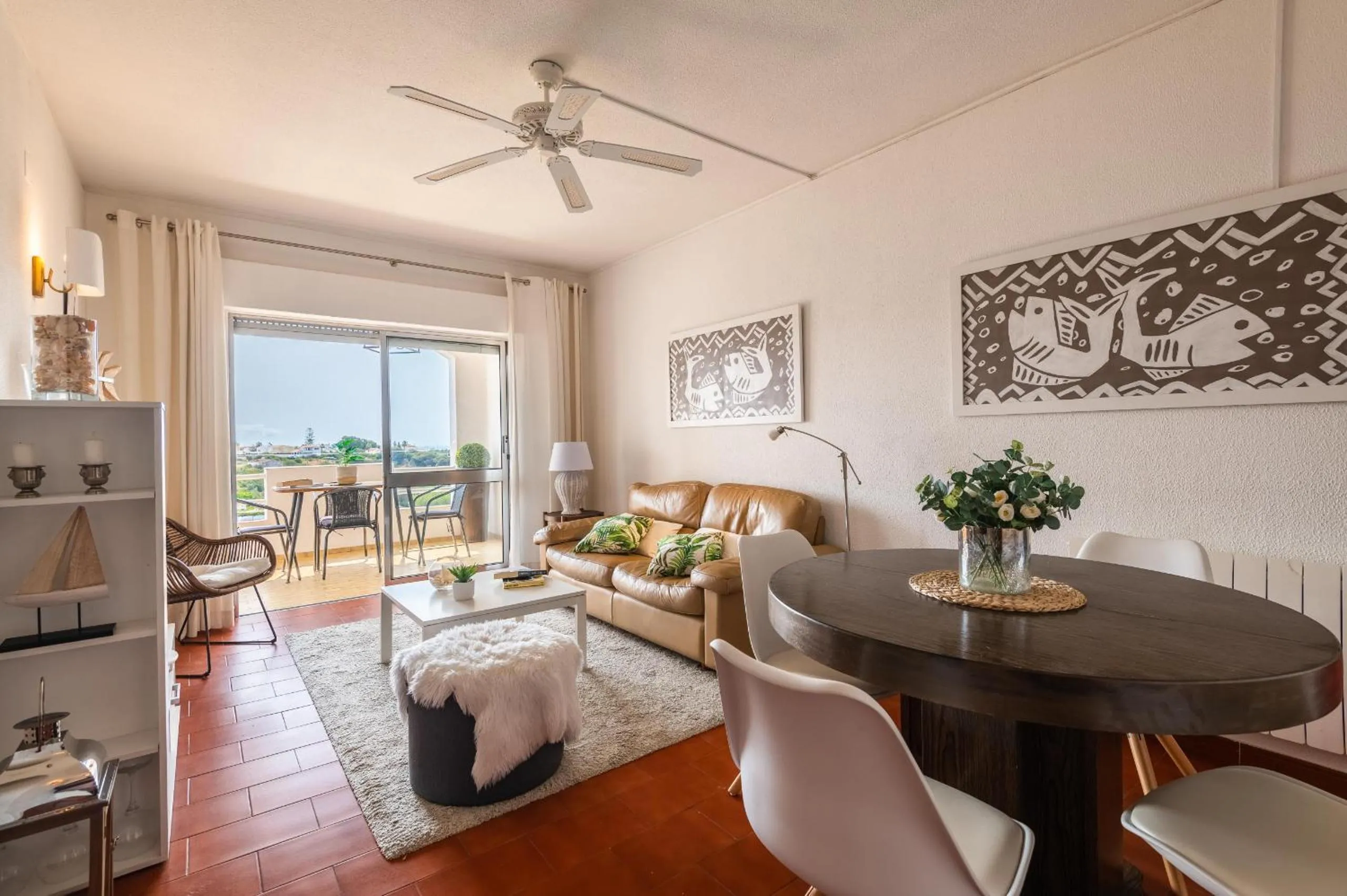 Sea View Central Town 2 Bedroom Apartment 5 min from the Beach