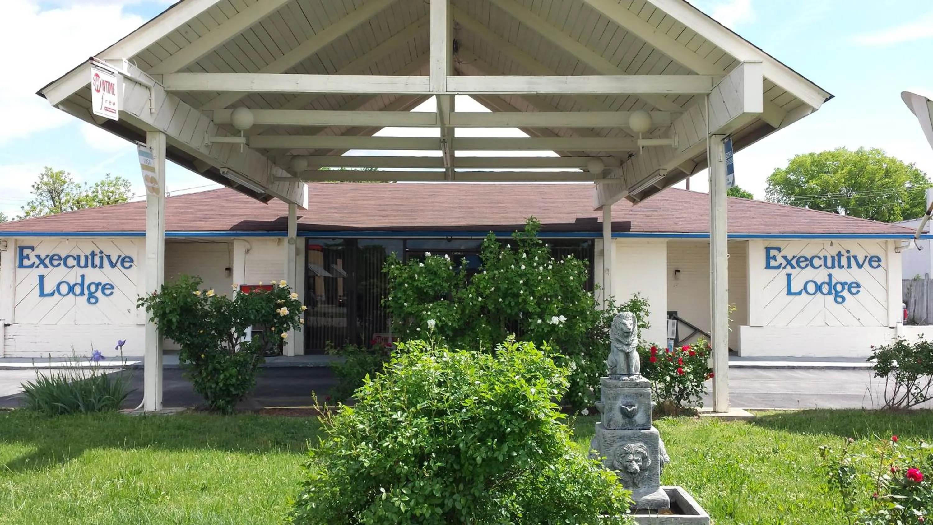 Facade/entrance in Executive Lodge