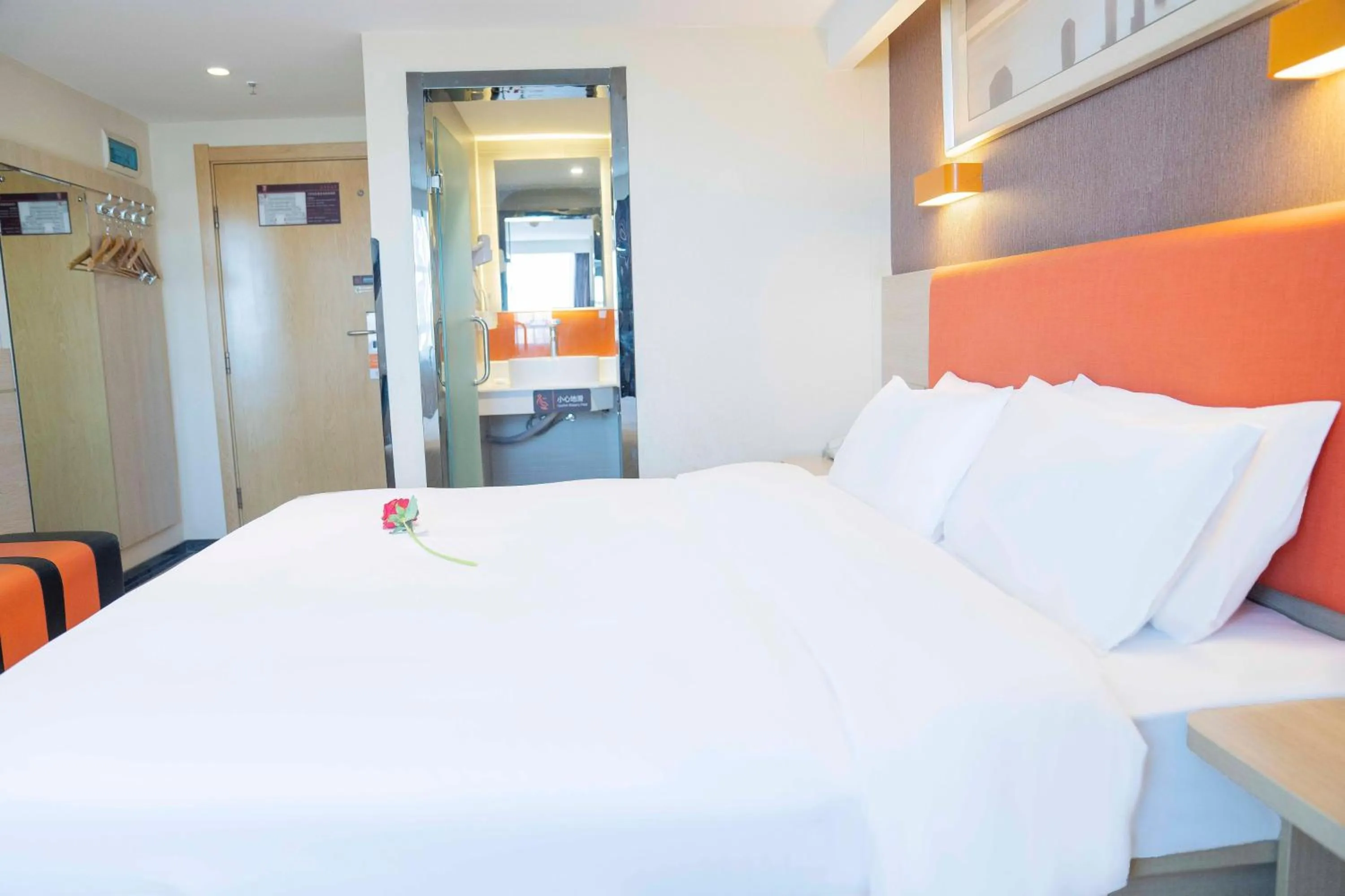 Photo of the whole room in 7 Days Premium - Kunming South High Speed Railway Station University Town Metro Station