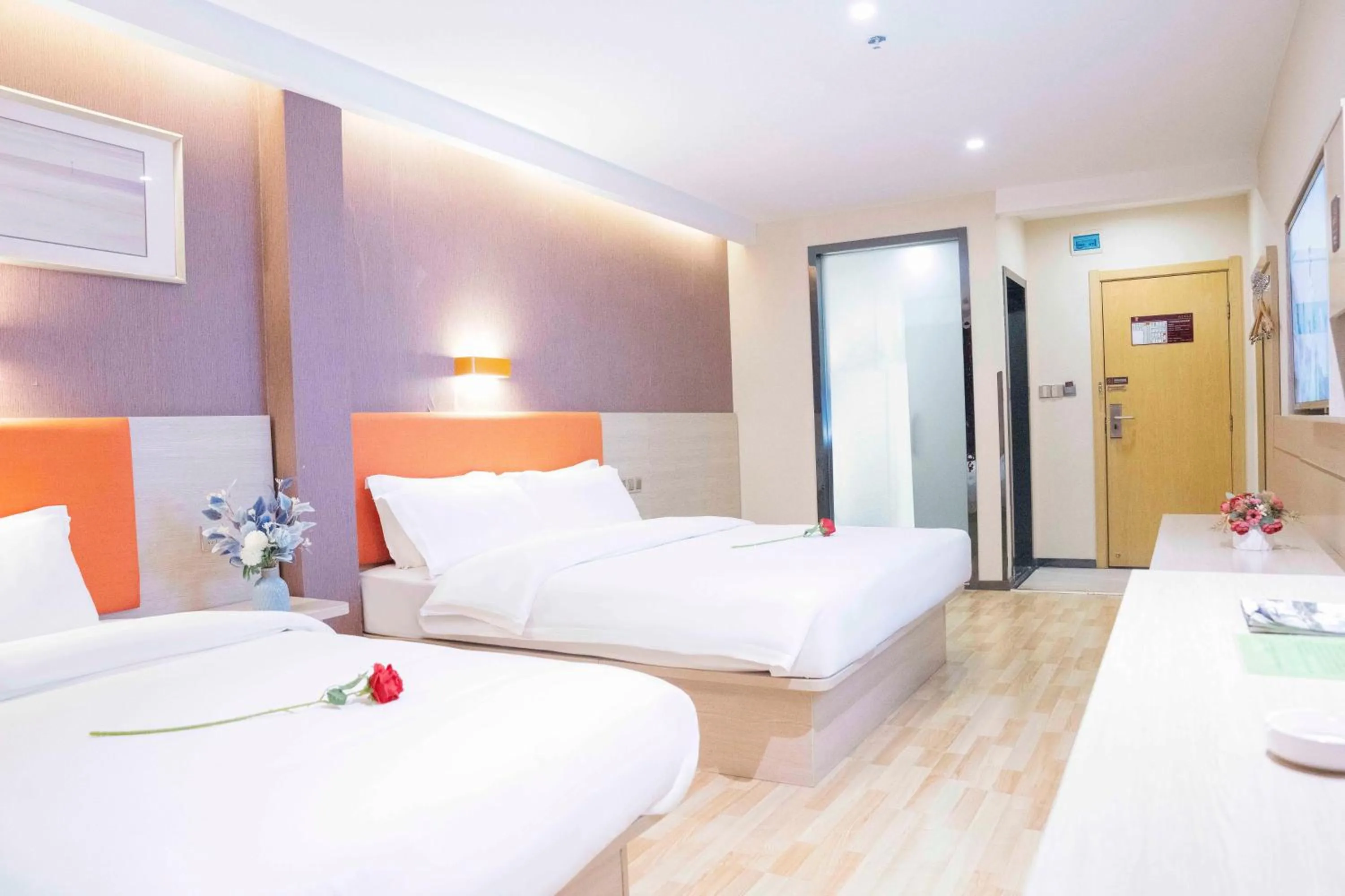 Photo of the whole room in 7 Days Premium - Kunming South High Speed Railway Station University Town Metro Station