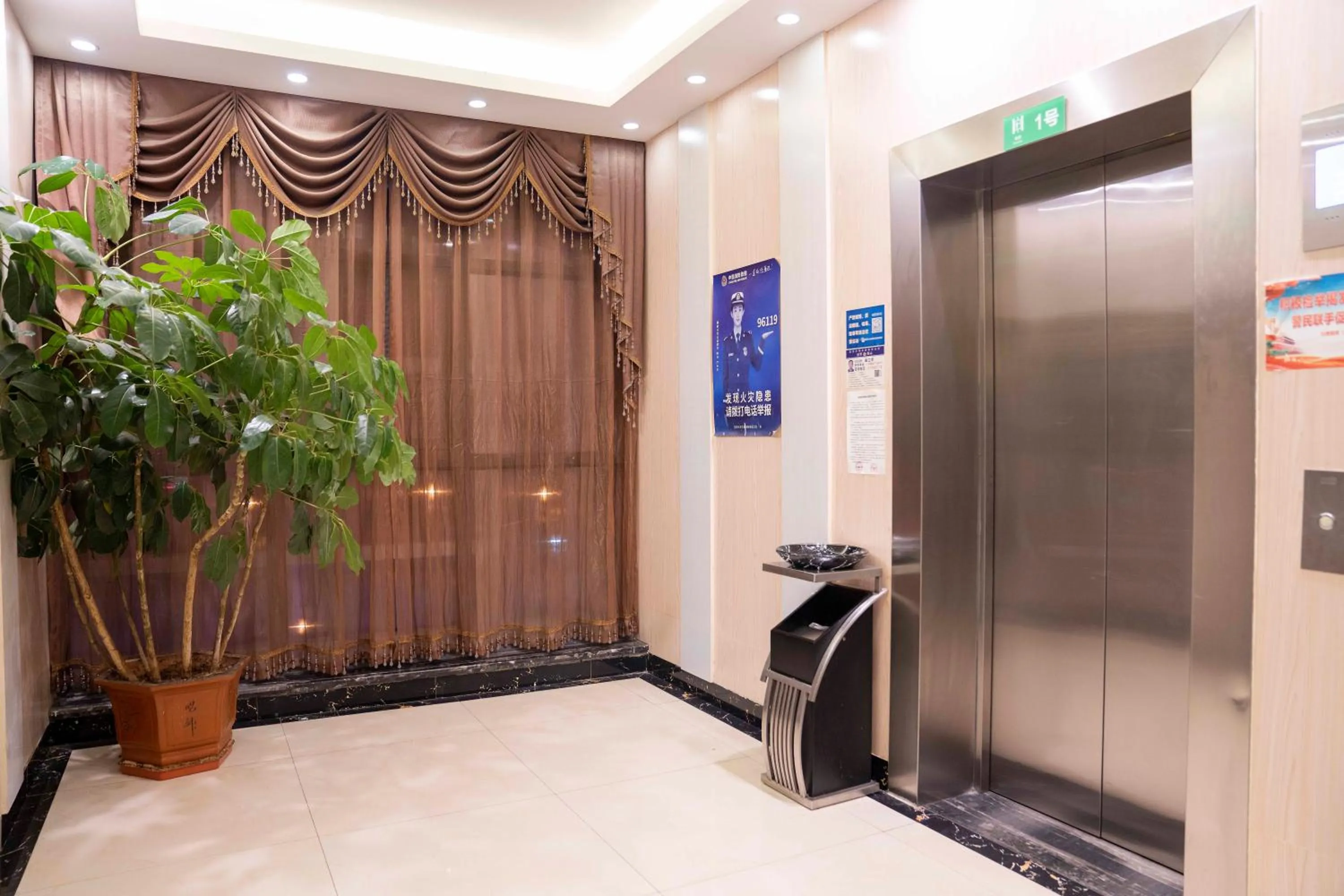 elevator in 7 Days Premium - Kunming South High Speed Railway Station University Town Metro Station