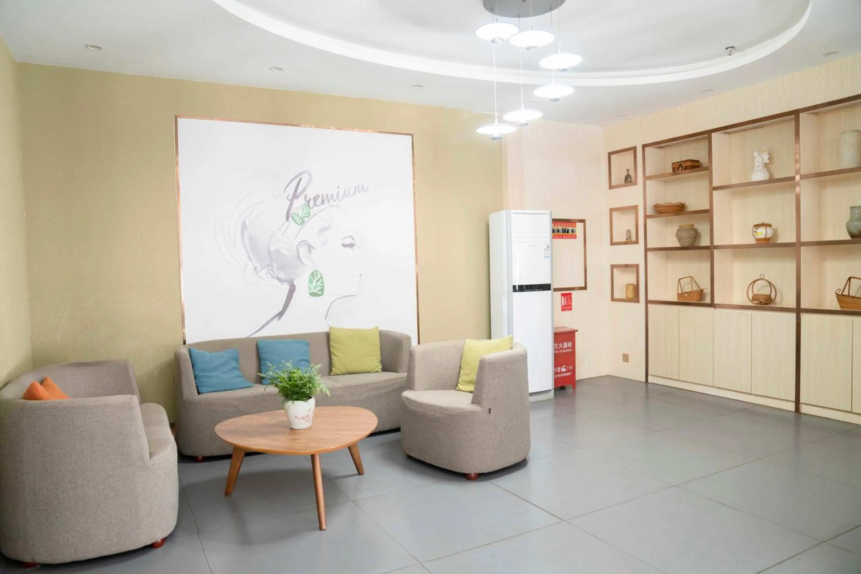 Seating area in 7 Days Premium - Kunming South High Speed Railway Station University Town Metro Station