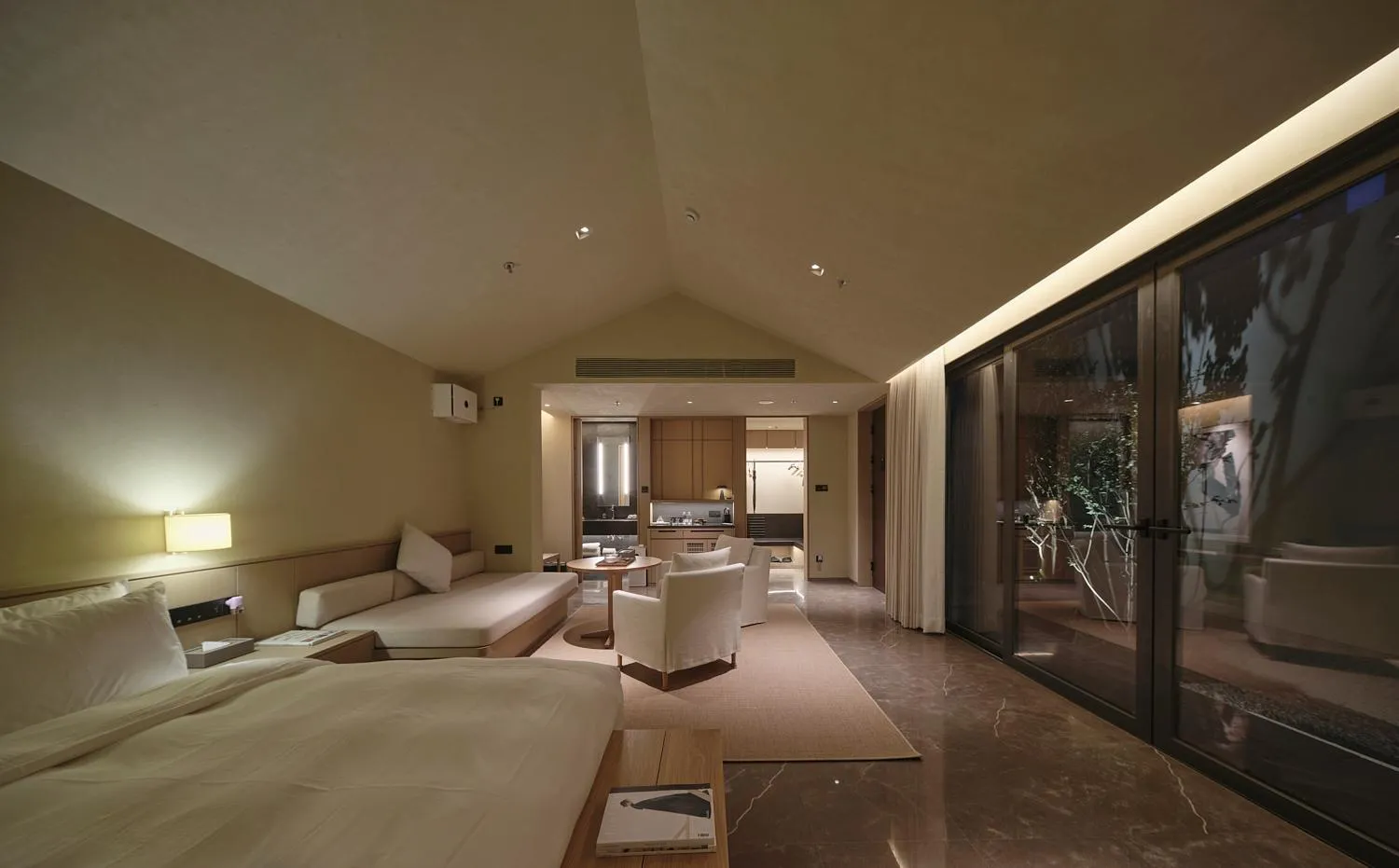 Photo of the whole room, Bed in Jiangnan House Chaozhou