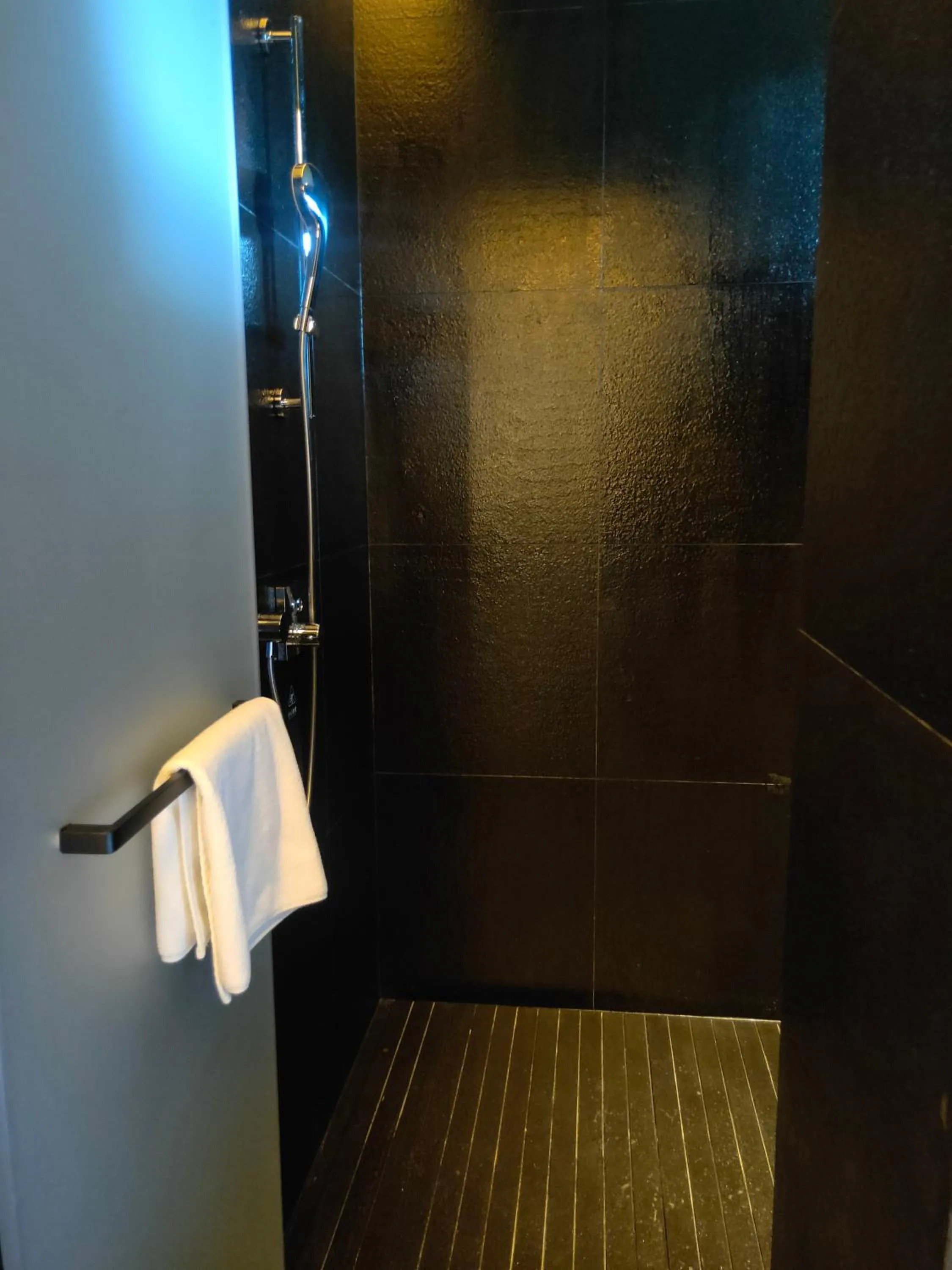 Shower in Jiangnan House Chaozhou