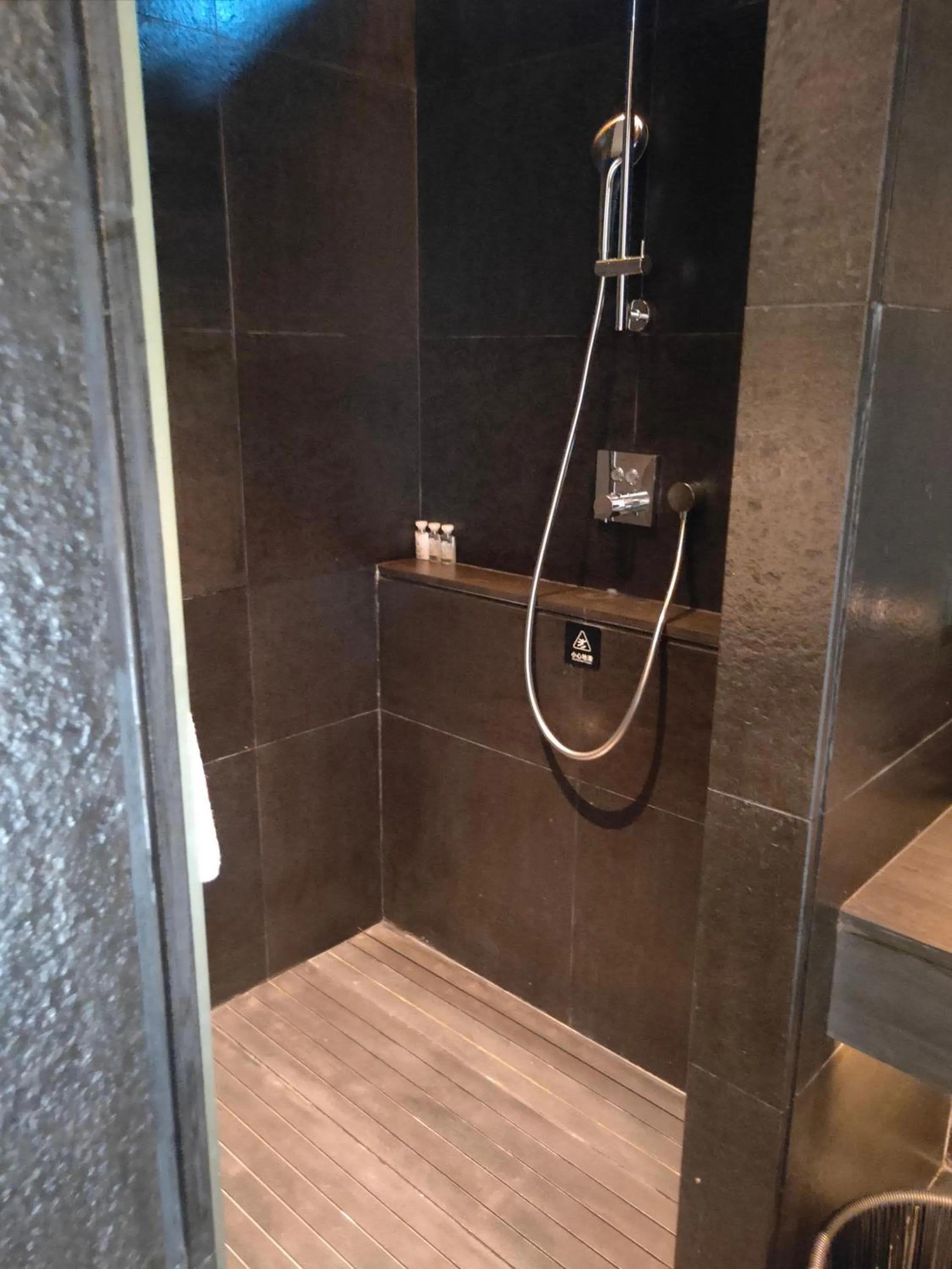 Shower in Jiangnan House Chaozhou