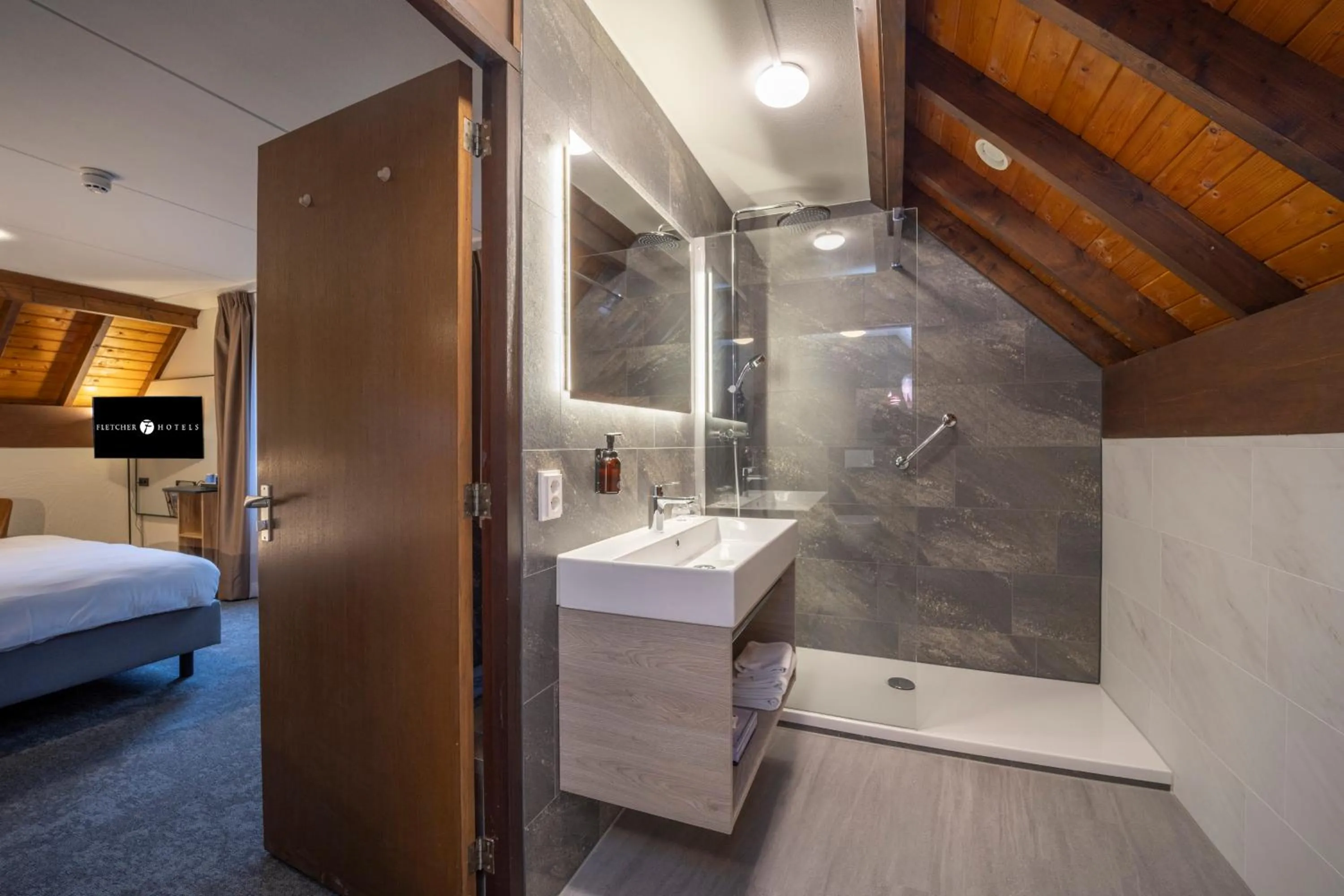 Bathroom, Bed in Fletcher Hotel-Restaurant de Witte Brug