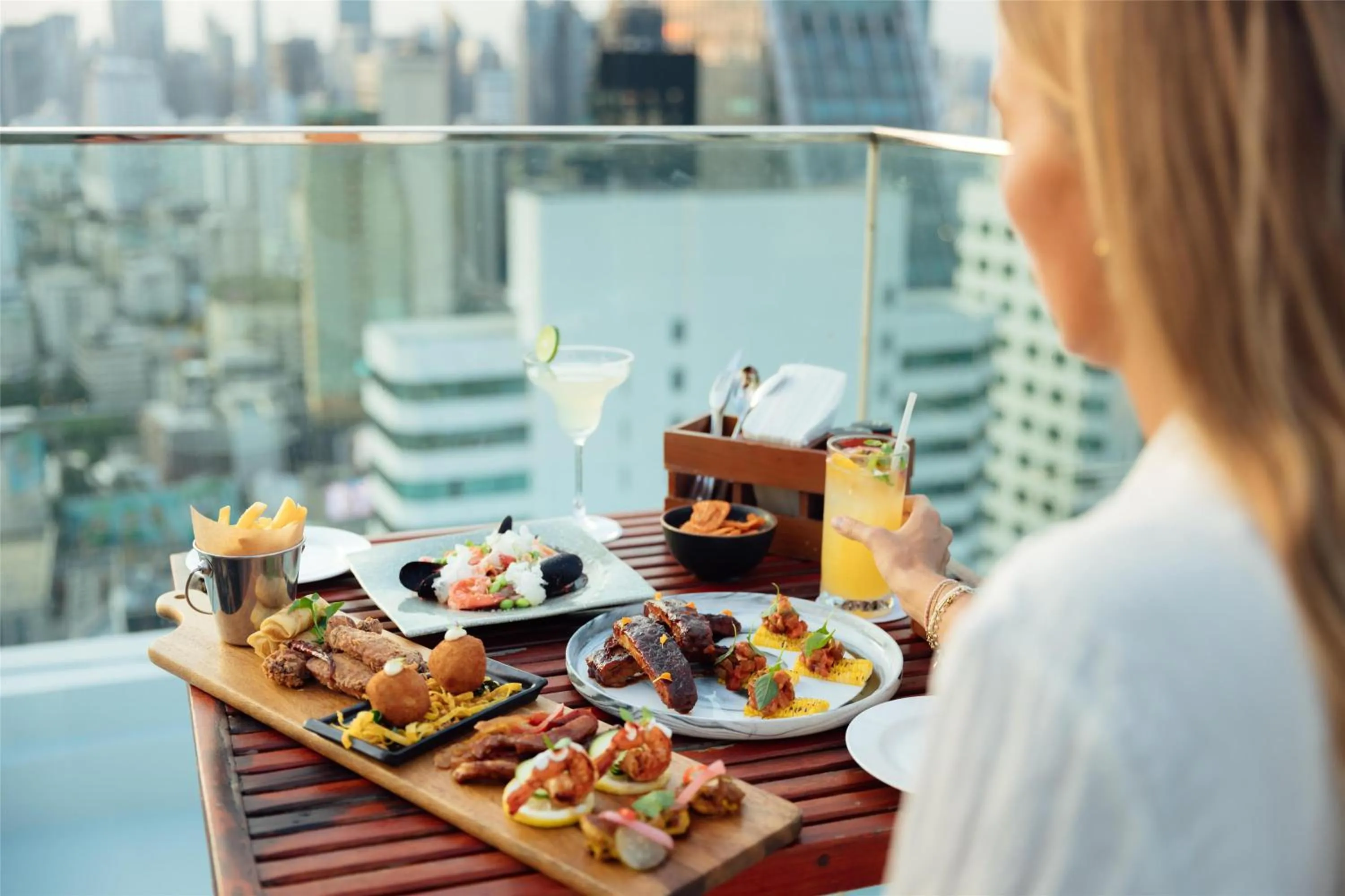 Lounge or bar in Radisson Blu Plaza Bangkok