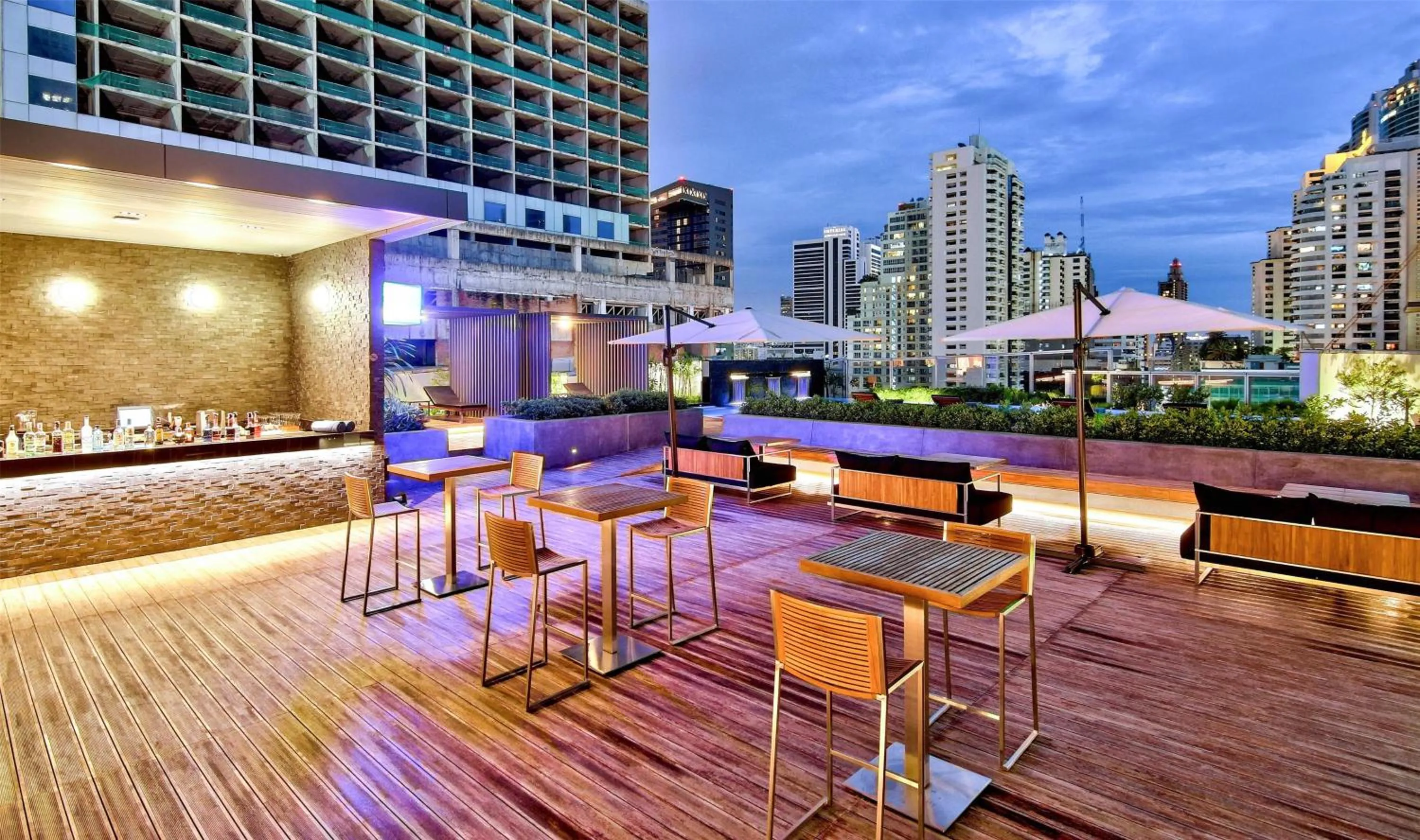 Lounge or bar in Radisson Blu Plaza Bangkok