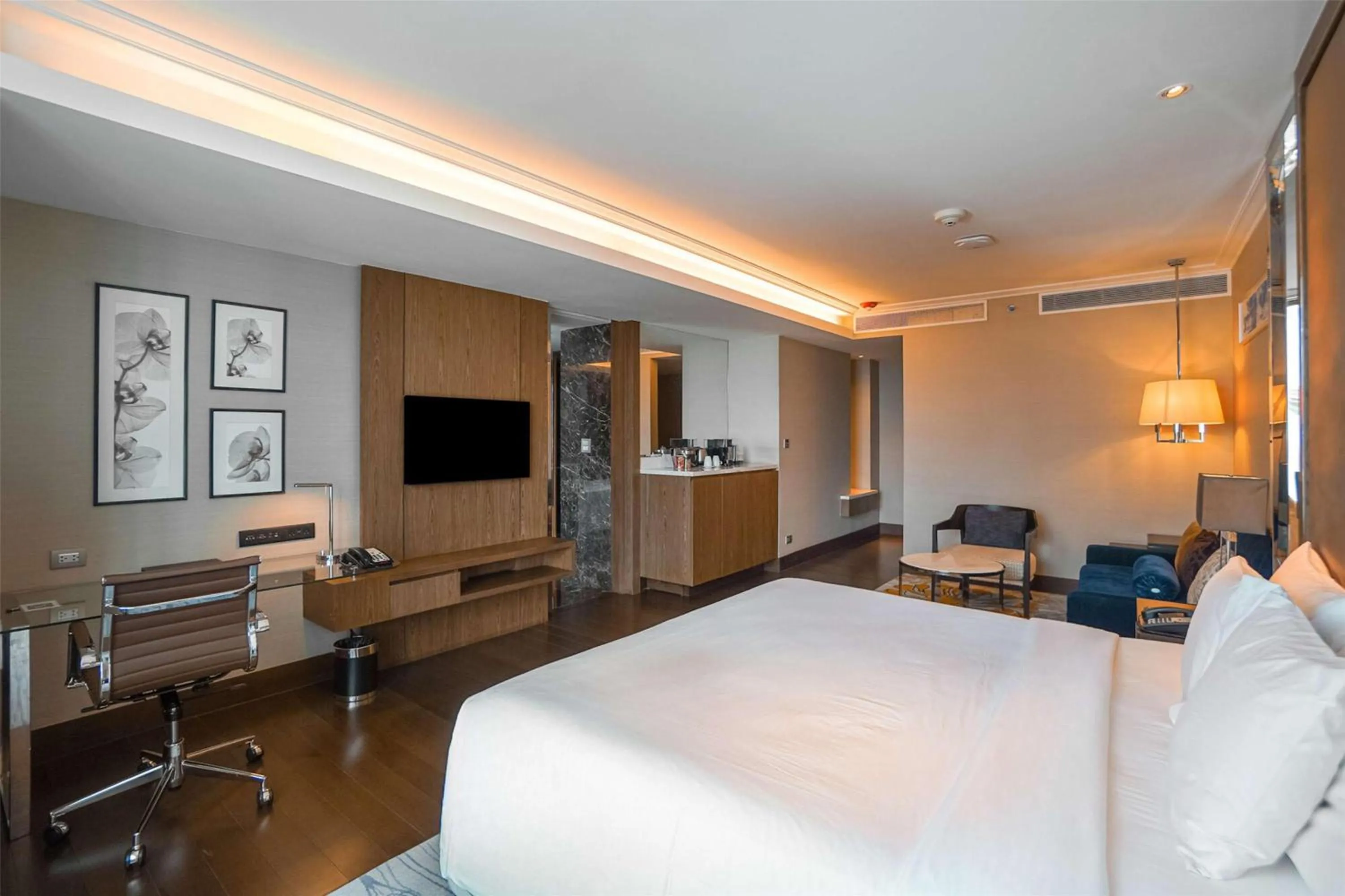 Bedroom, Bed in Radisson Blu Plaza Bangkok