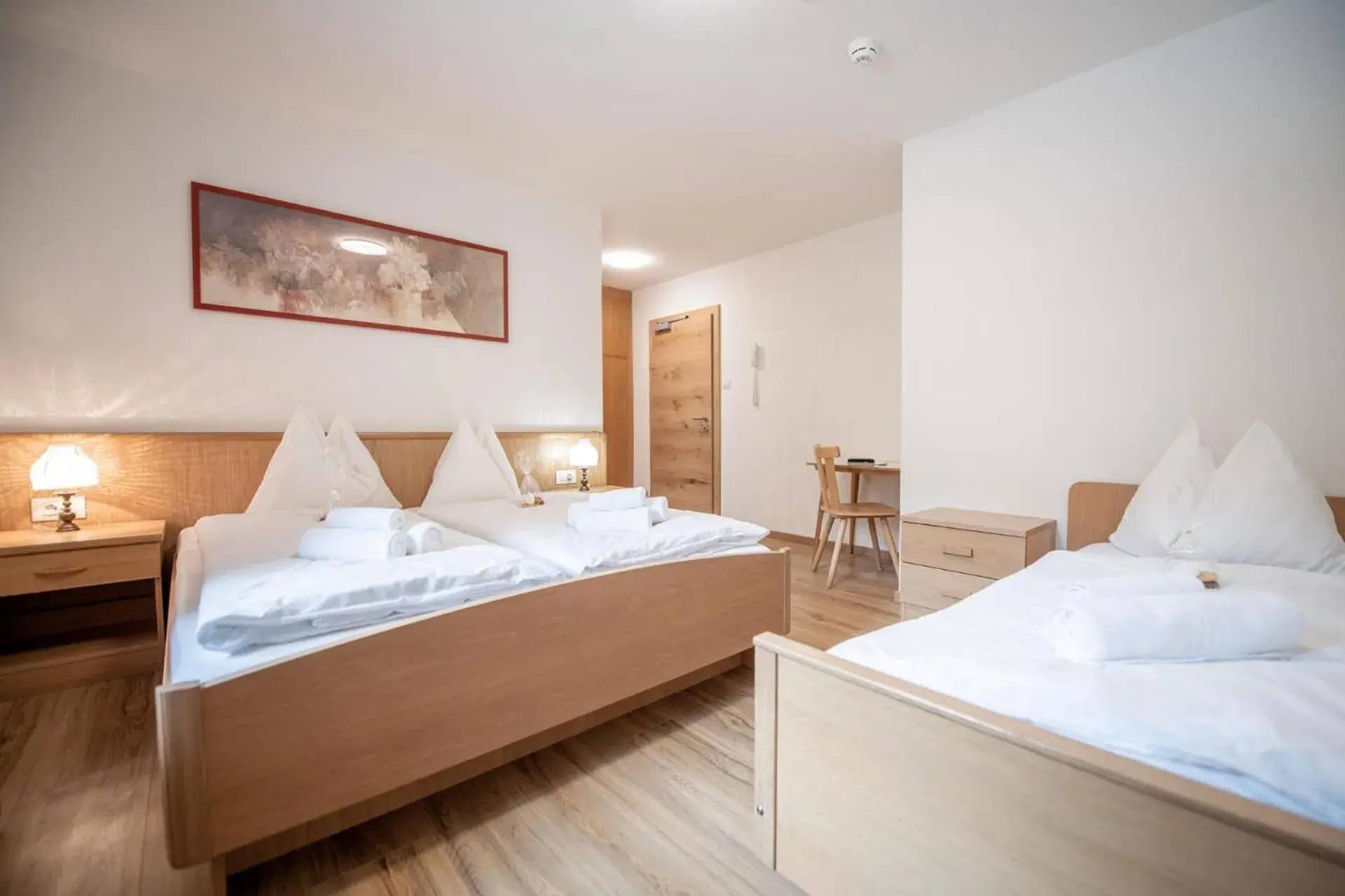 Standard Triple Room in Hotel Lago della Creta Standard Triple Room in Hotel Lago della Creta