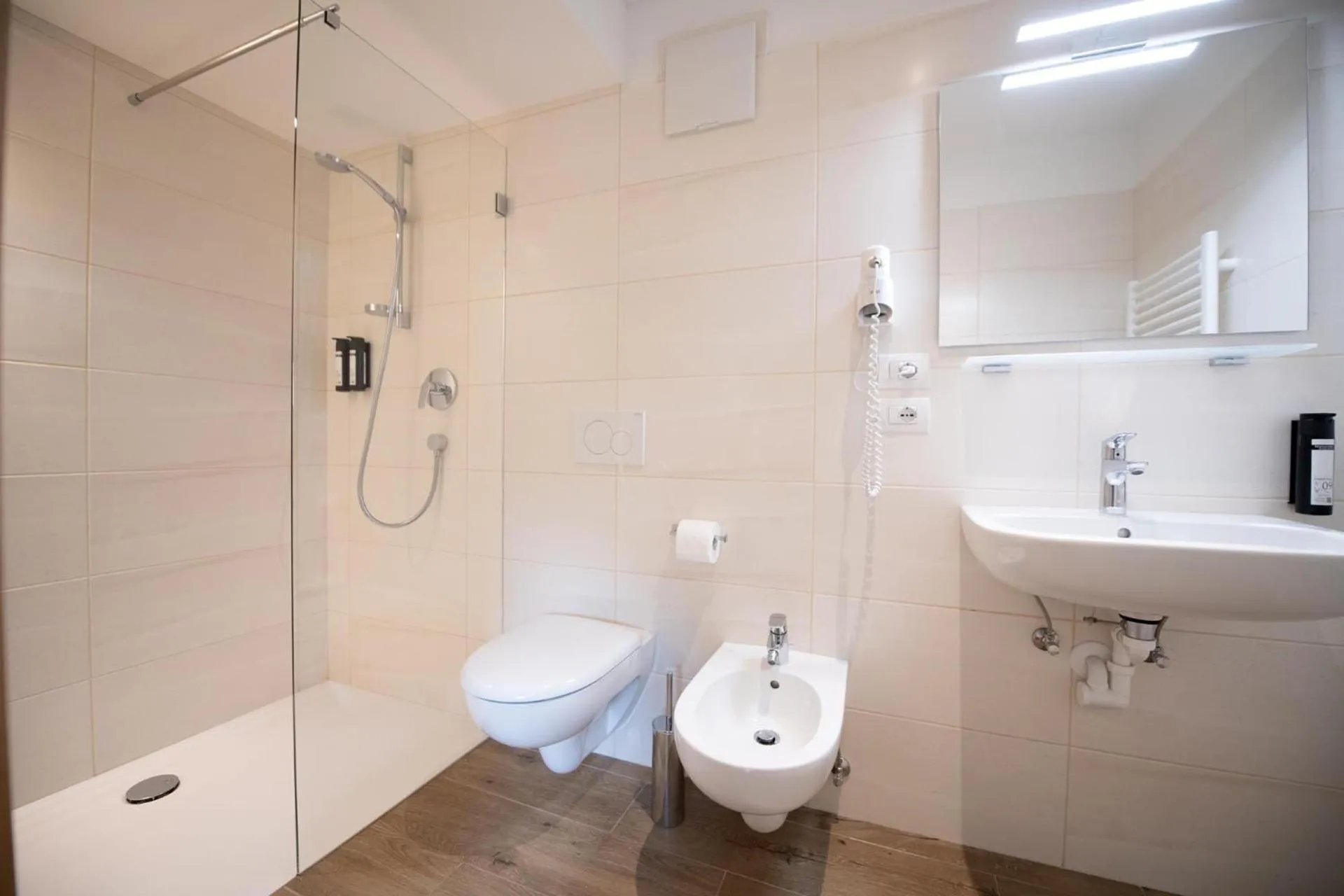 Shower in Hotel Lago della Creta