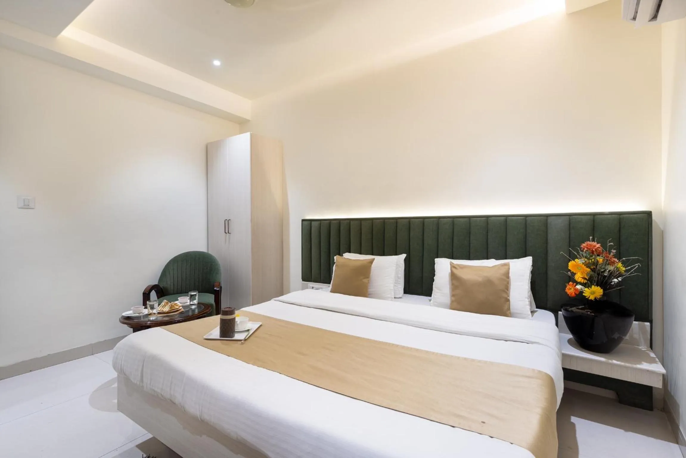 Bed in Hotel Meghdoot, Bhopal