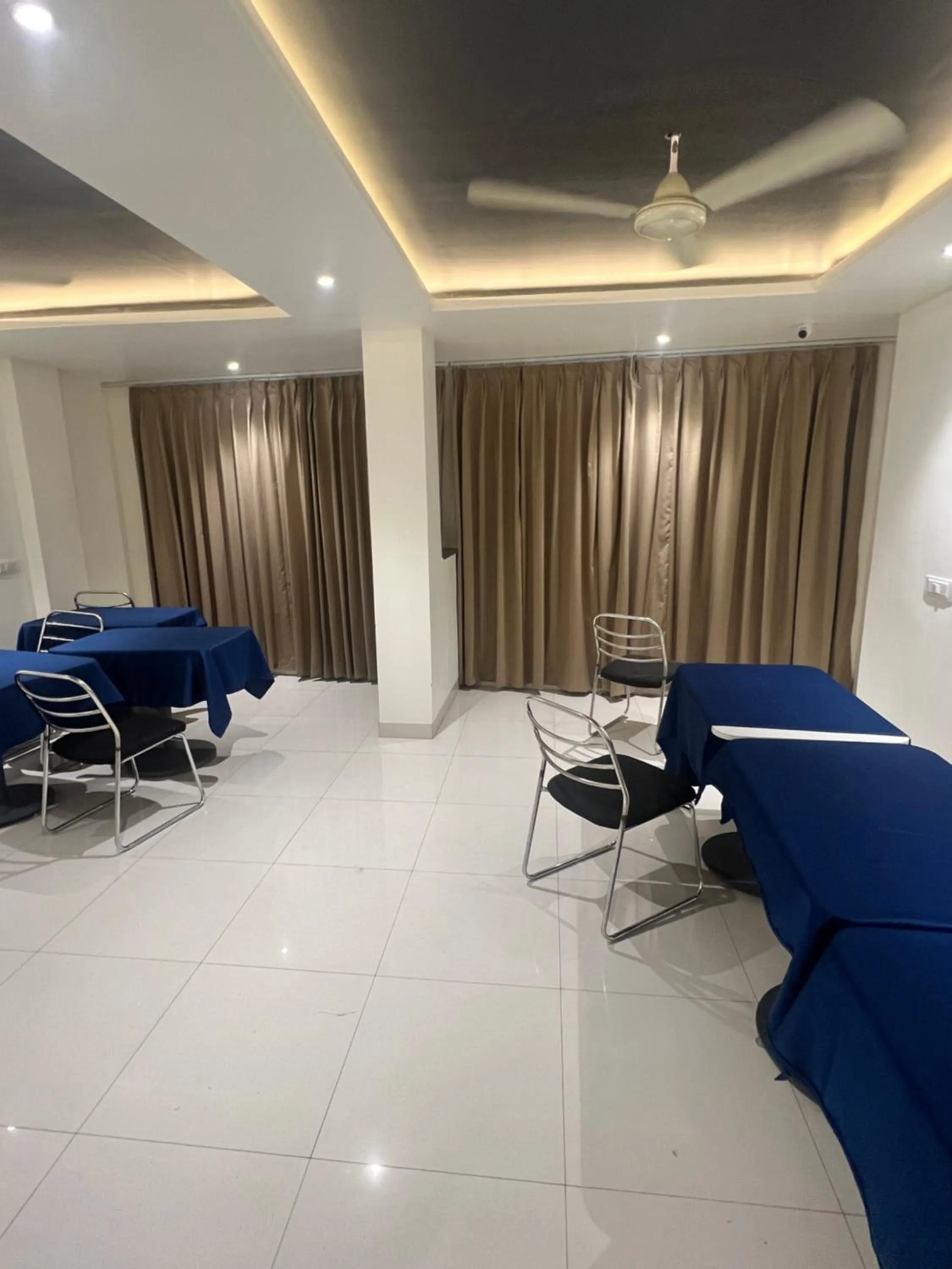 Restaurant/places to eat in Hotel Meghdoot, Bhopal