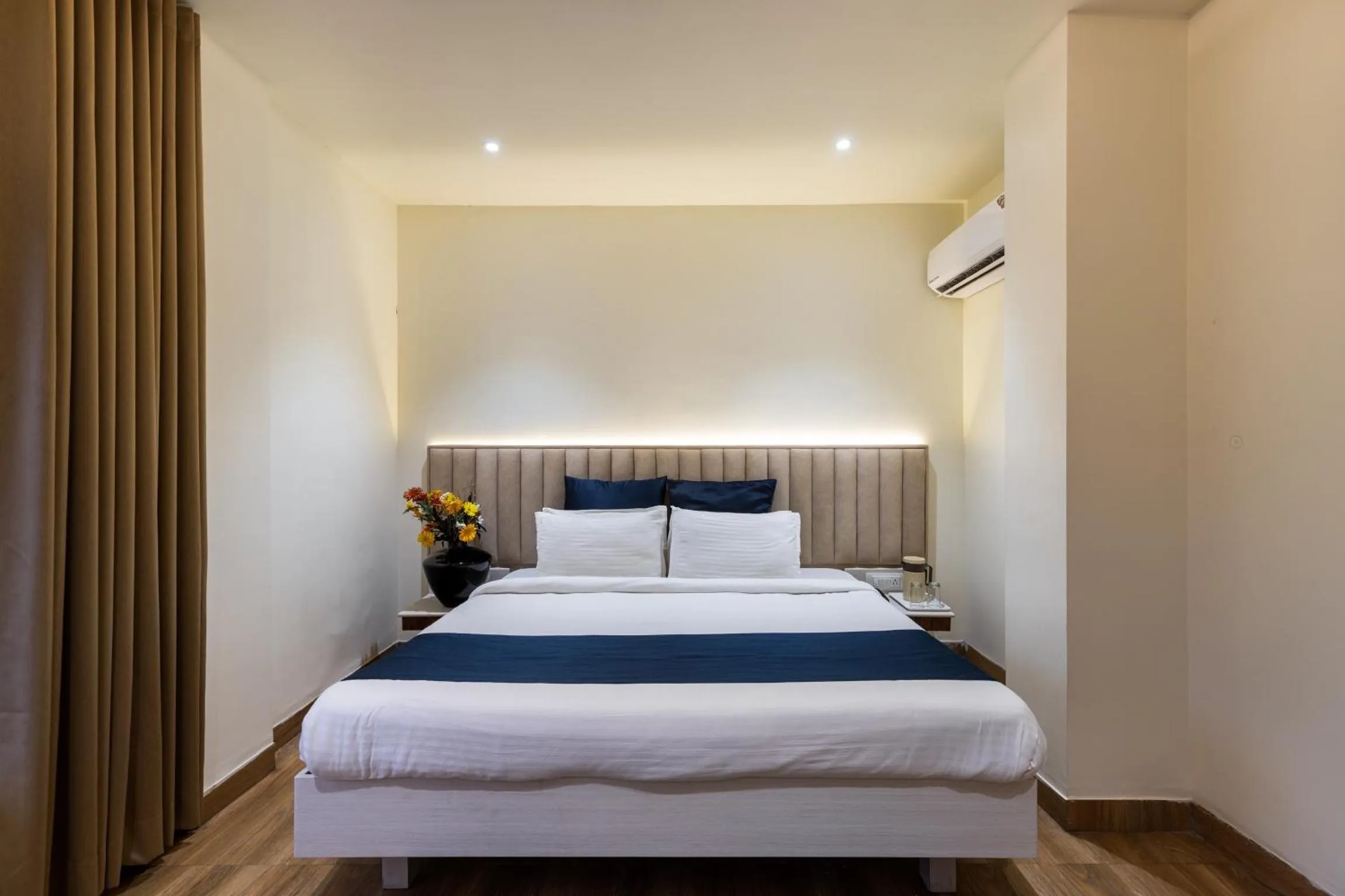 Bed in Hotel Meghdoot, Bhopal