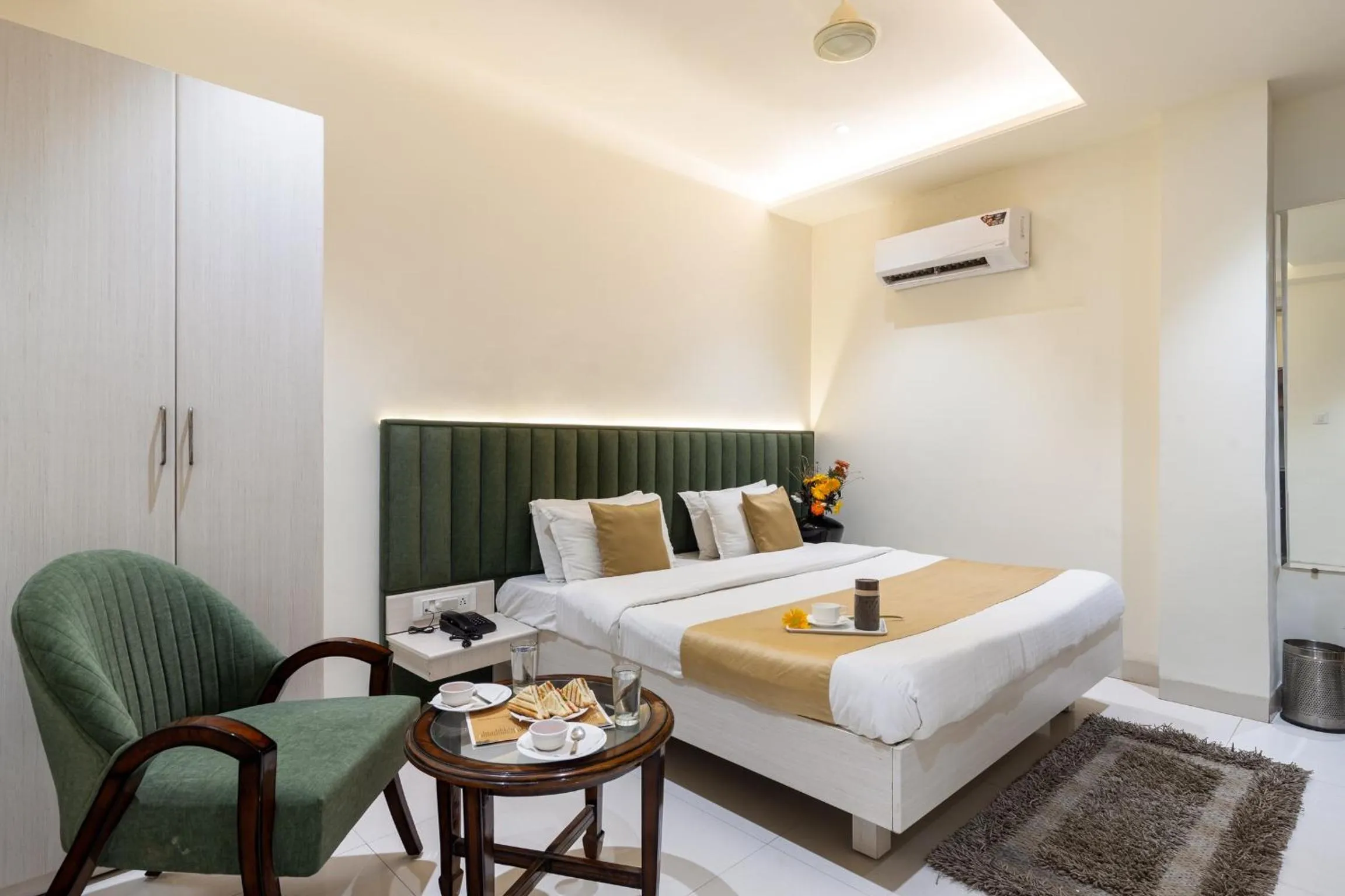 Bed in Hotel Meghdoot, Bhopal