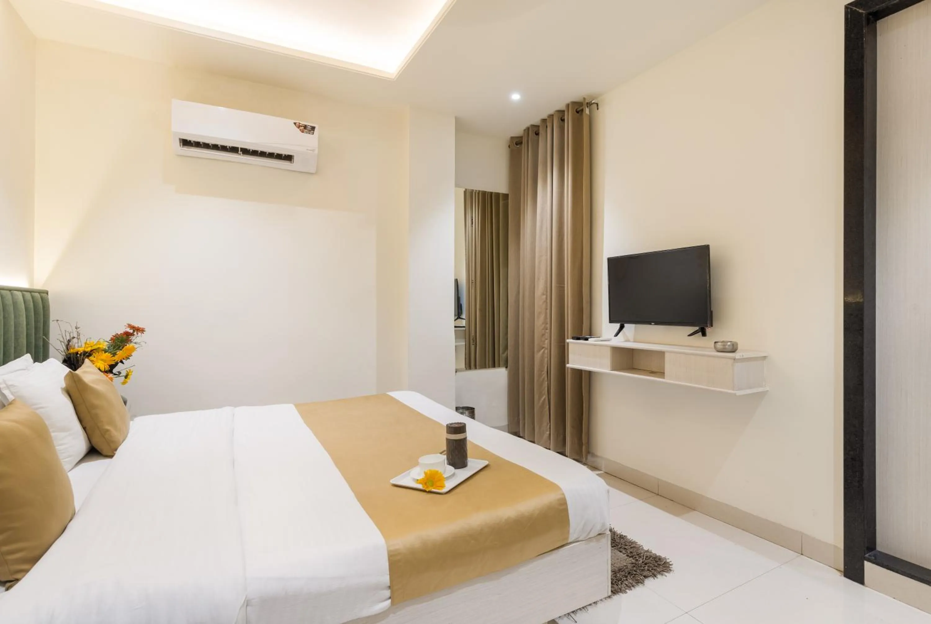 Photo of the whole room, Bed in Hotel Meghdoot, Bhopal