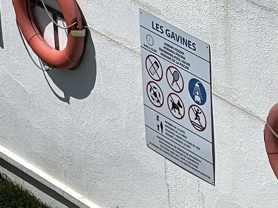 Text overlay in Nemi