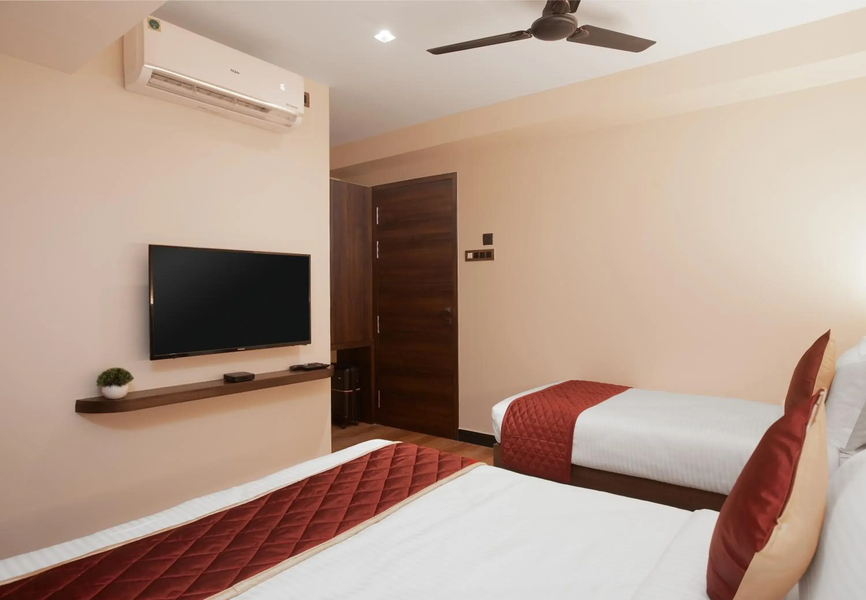 Communal lounge/ TV room, Bed in SUPREME STAY Communal lounge/ TV room, Bed in SUPREME STAY