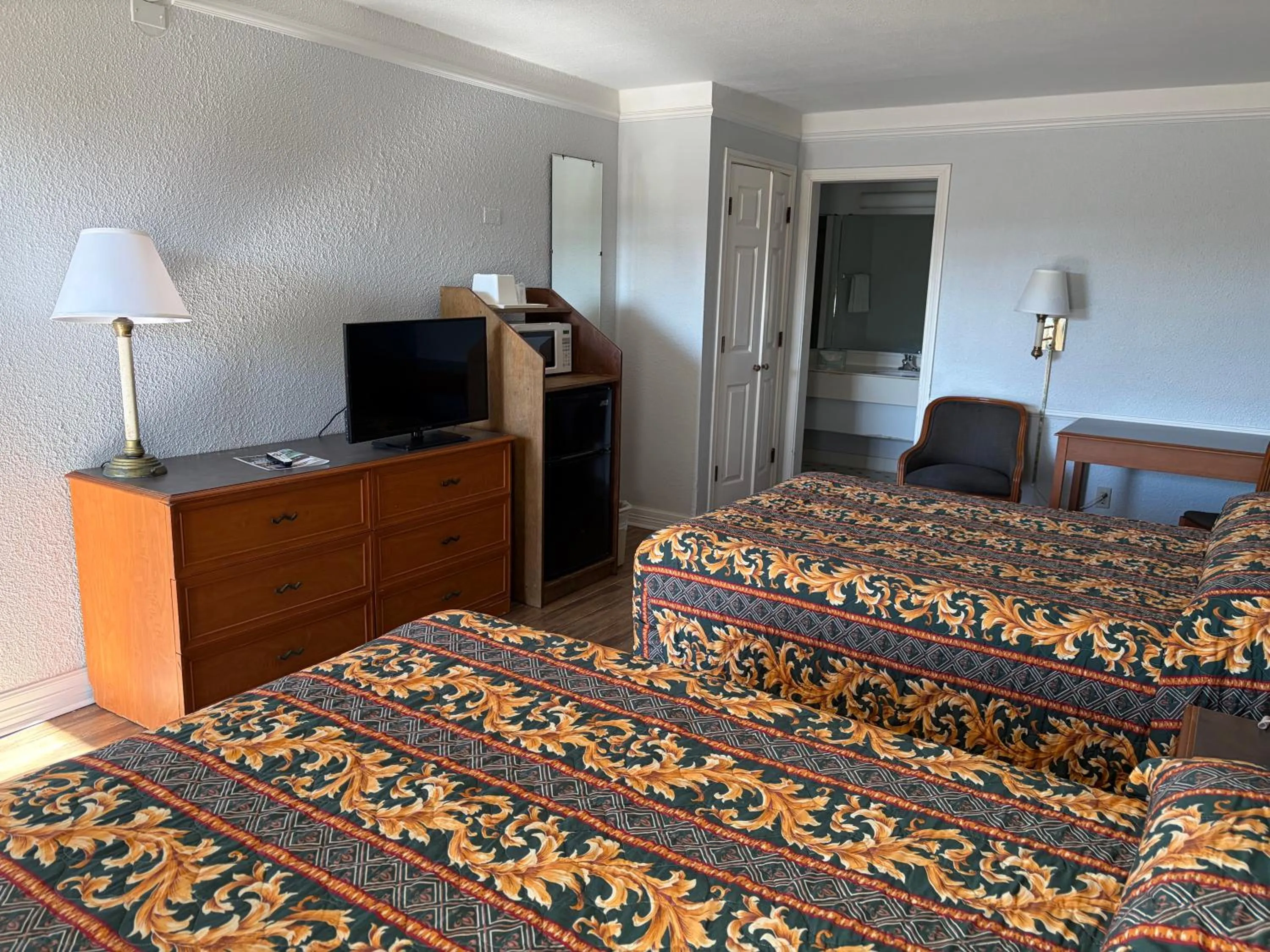 Bed in America's Inn Houston/Stafford /Sugarland