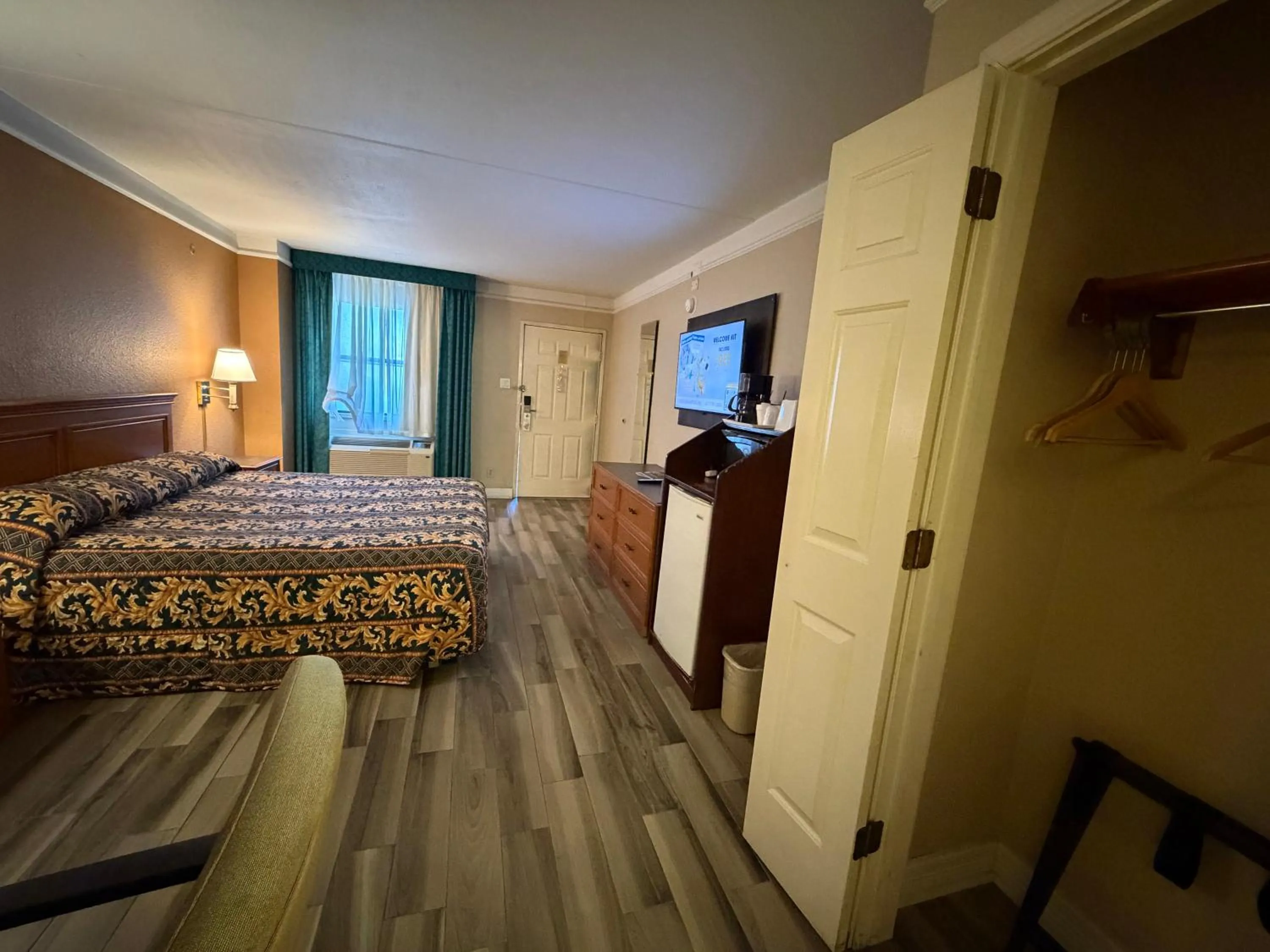 Bed in America's Inn Houston/Stafford /Sugarland