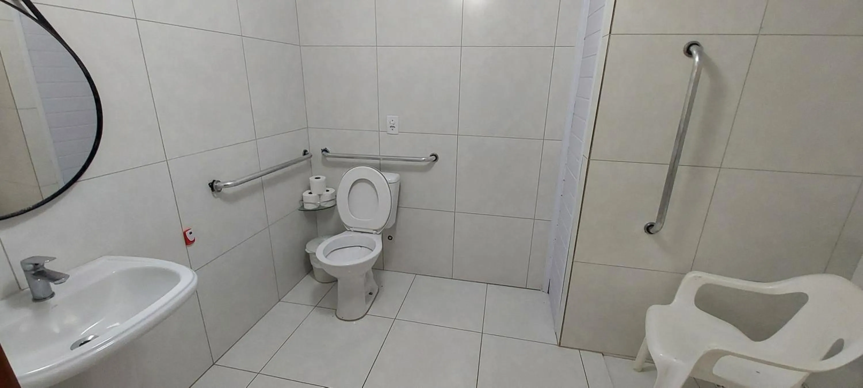 Toilet in Flamboyant Hotel