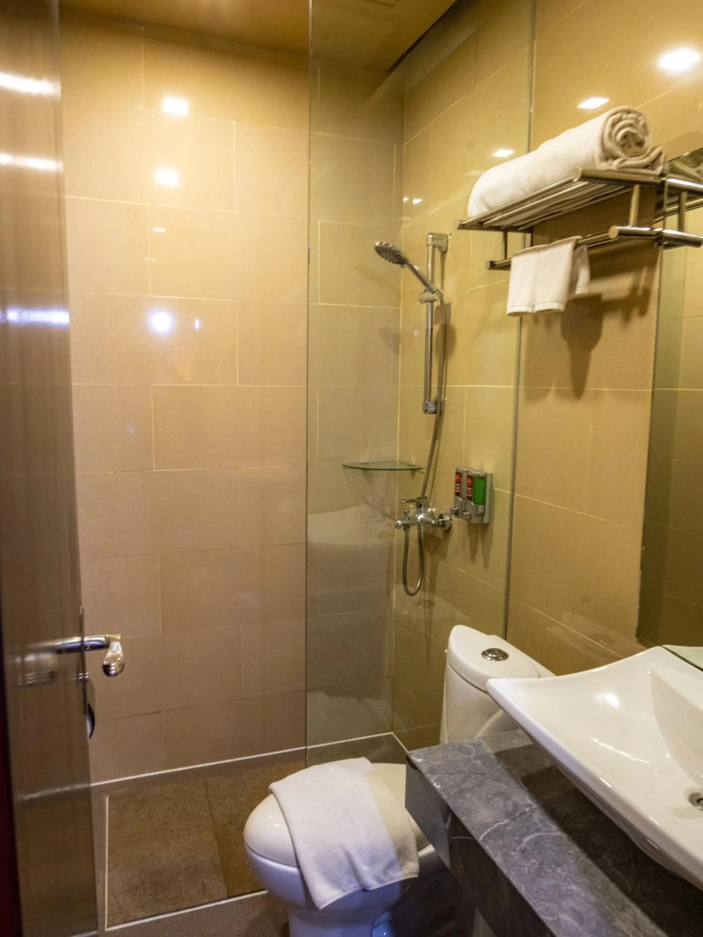 Shower in Kojo Hotels Cebu-Mandaue