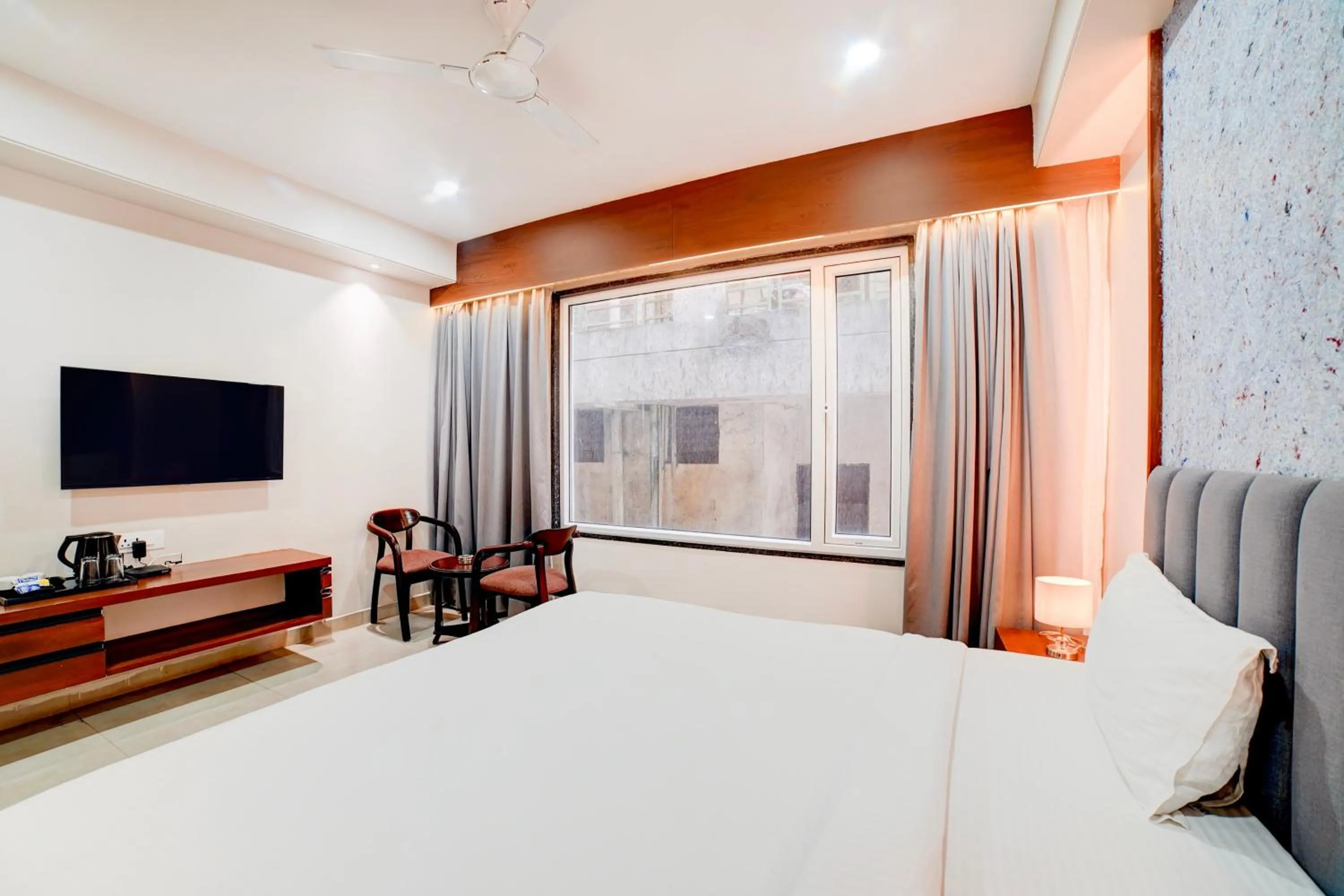 Bedroom, Bed in Palette by CheckIn Patel Nagar Bhopal