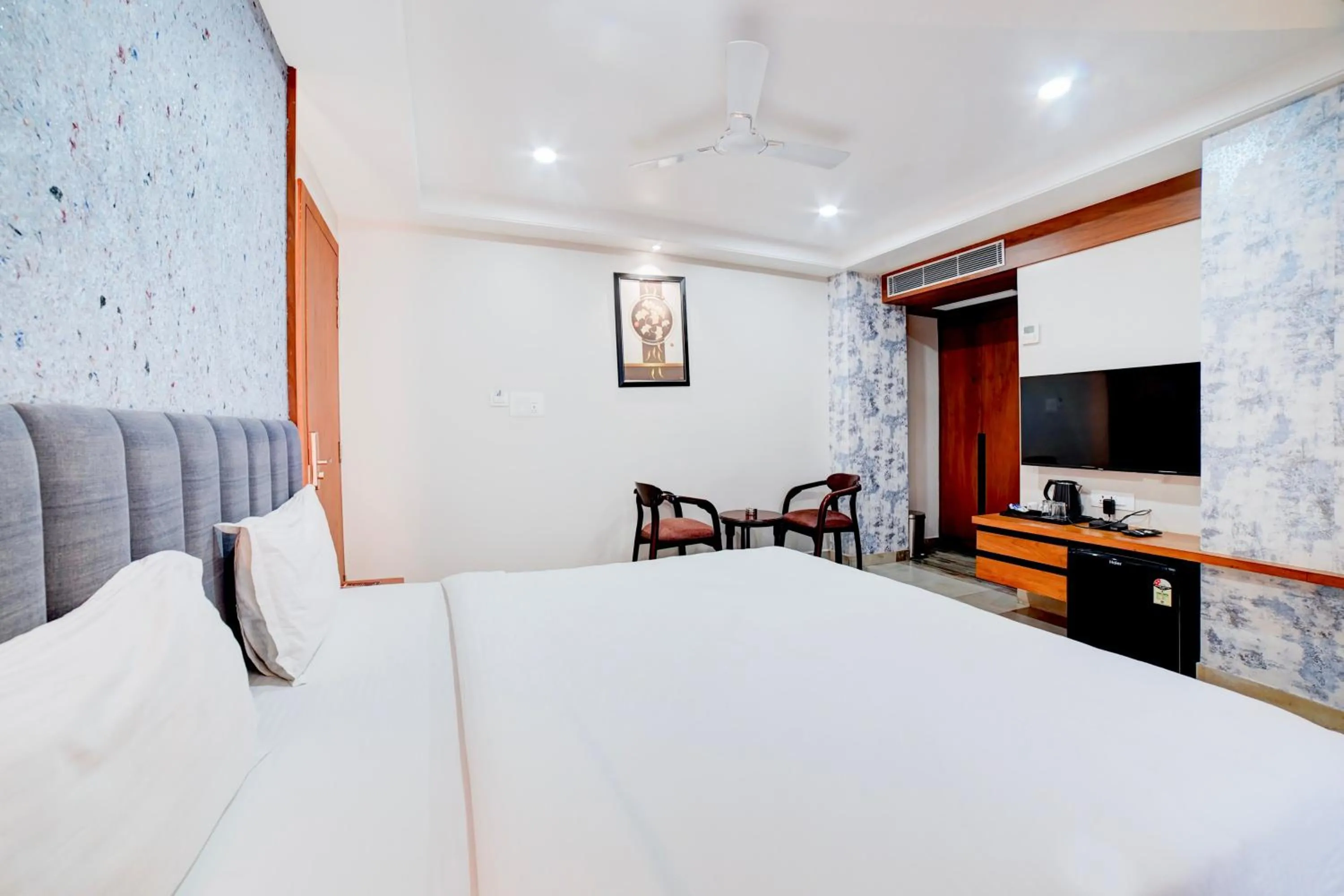 Bedroom, Bed in Palette by CheckIn Patel Nagar Bhopal
