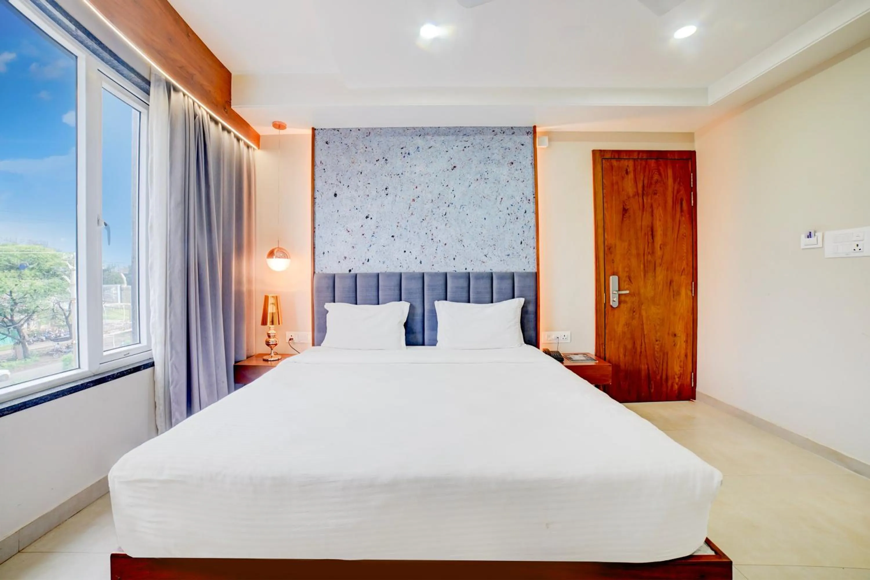 Bedroom, Bed in Palette by CheckIn Patel Nagar Bhopal