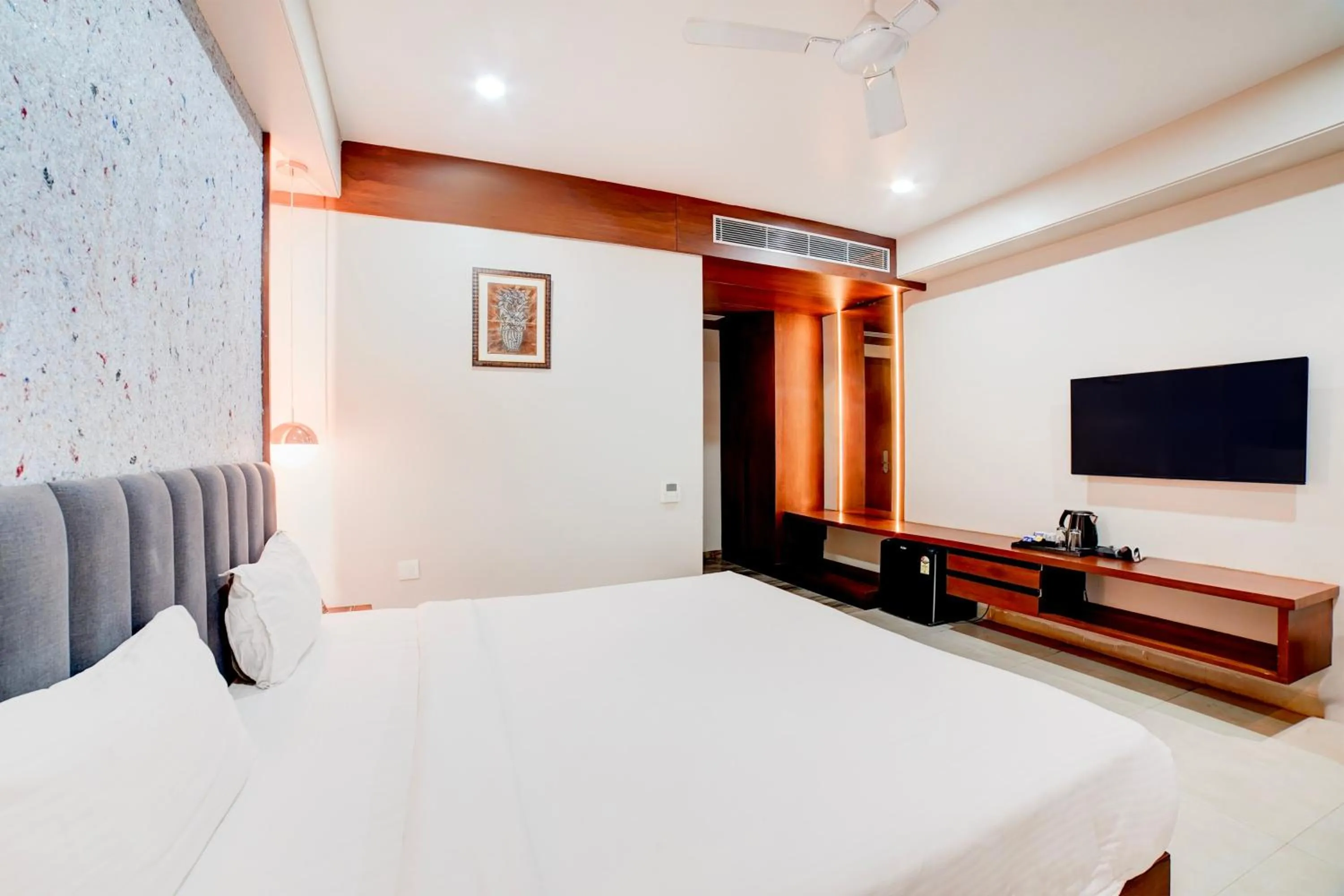 Bedroom, Bed in Palette by CheckIn Patel Nagar Bhopal