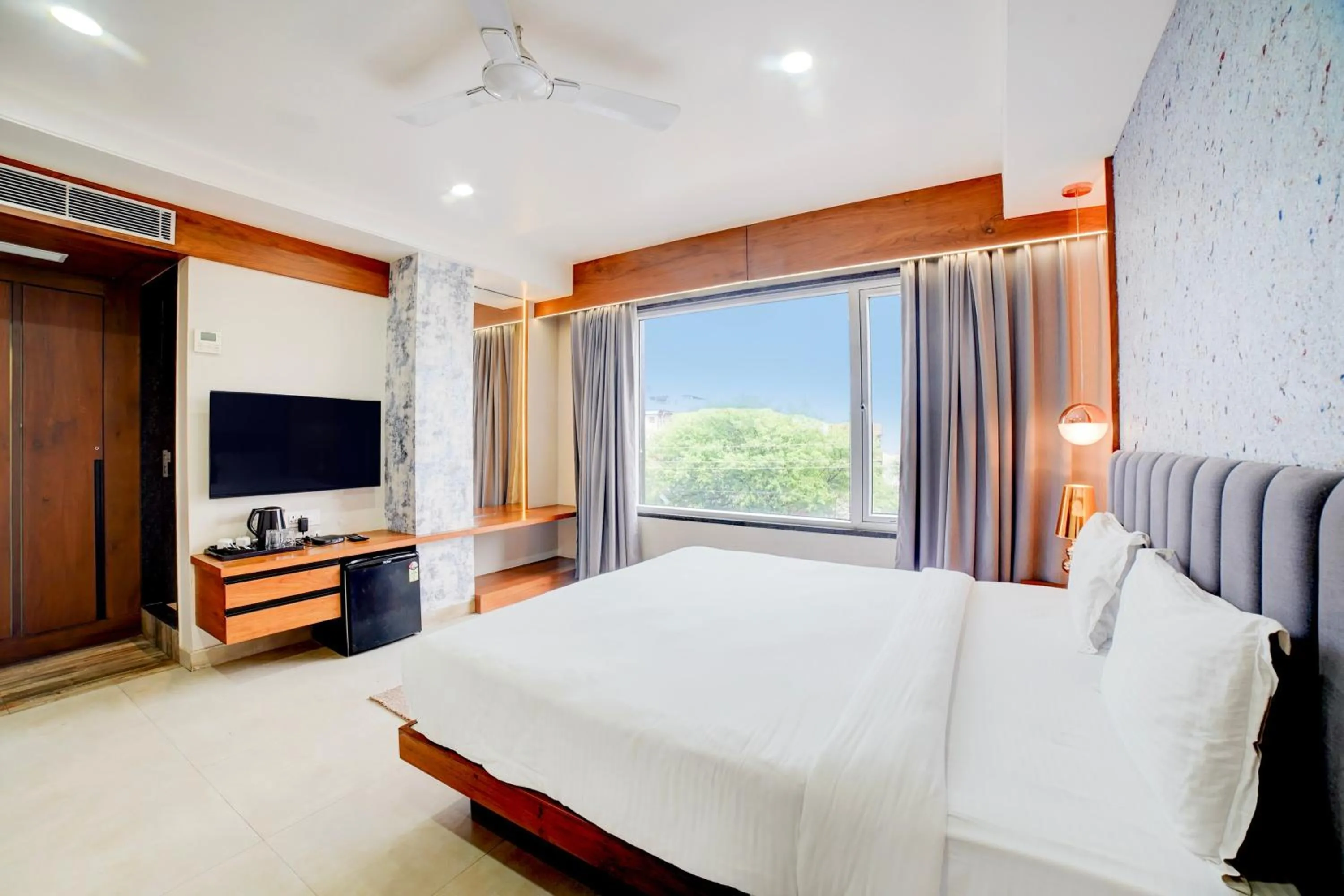 Bedroom, Bed in Palette by CheckIn Patel Nagar Bhopal