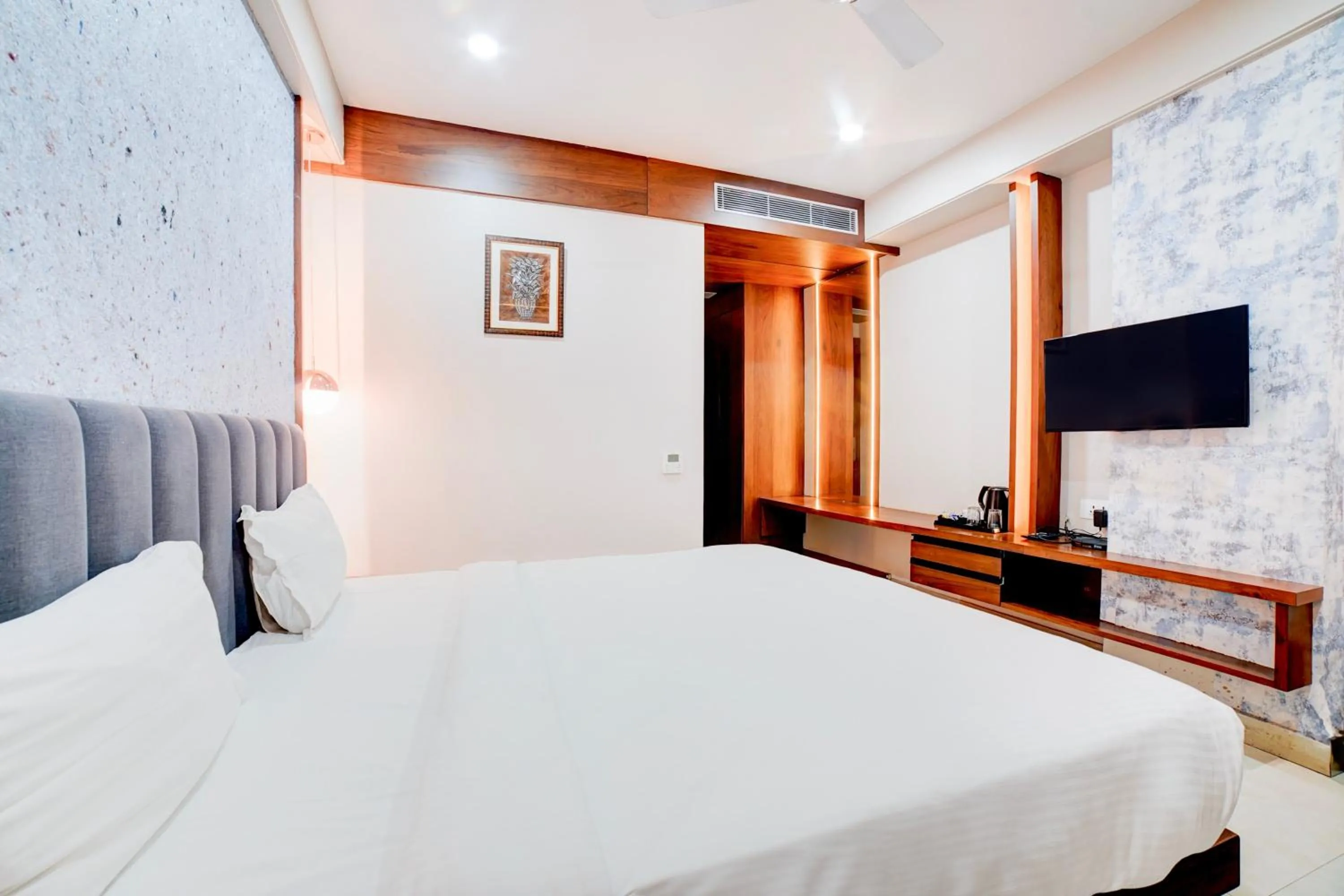 Bedroom, Bed in Palette by CheckIn Patel Nagar Bhopal