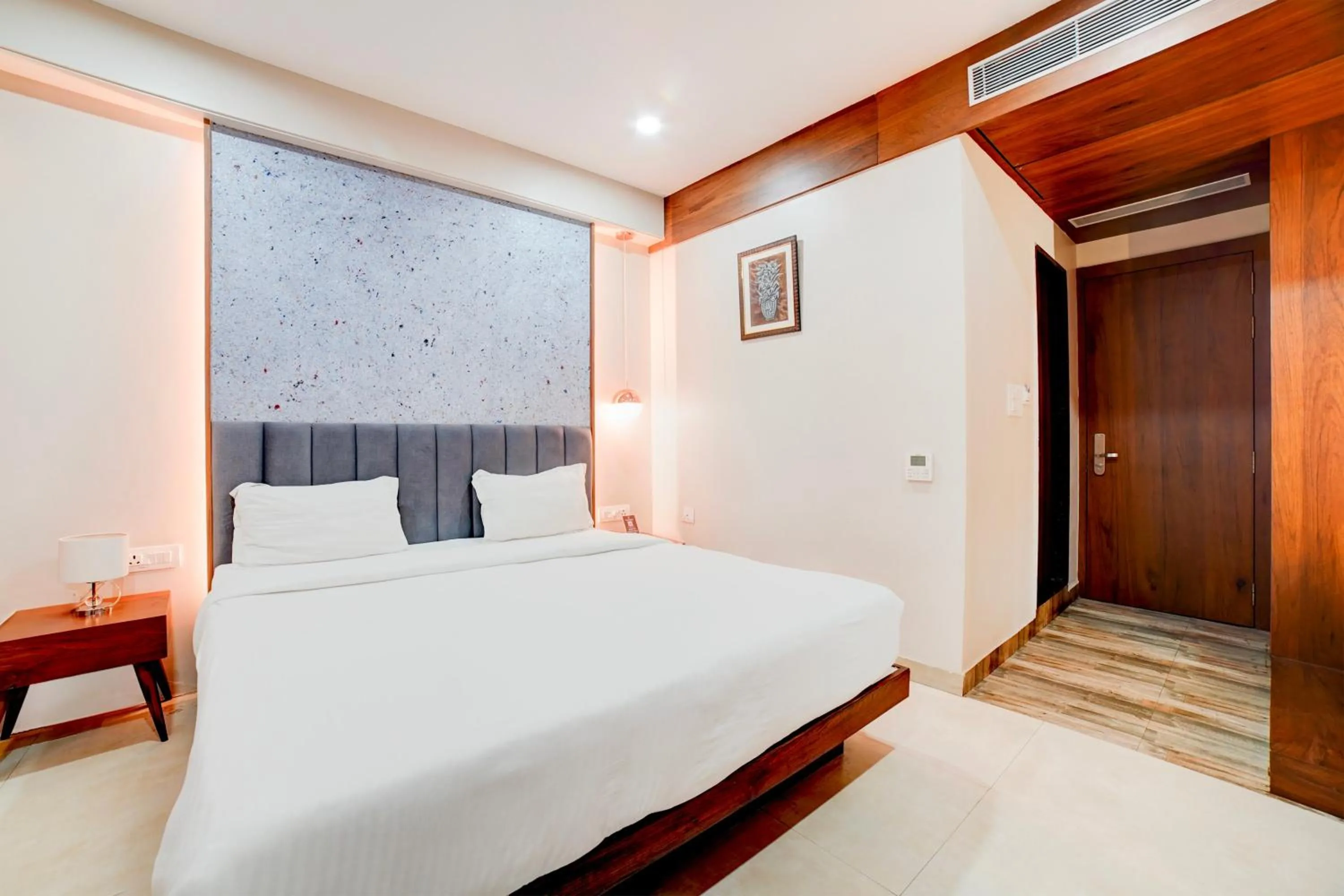 Bedroom, Bed in Palette by CheckIn Patel Nagar Bhopal