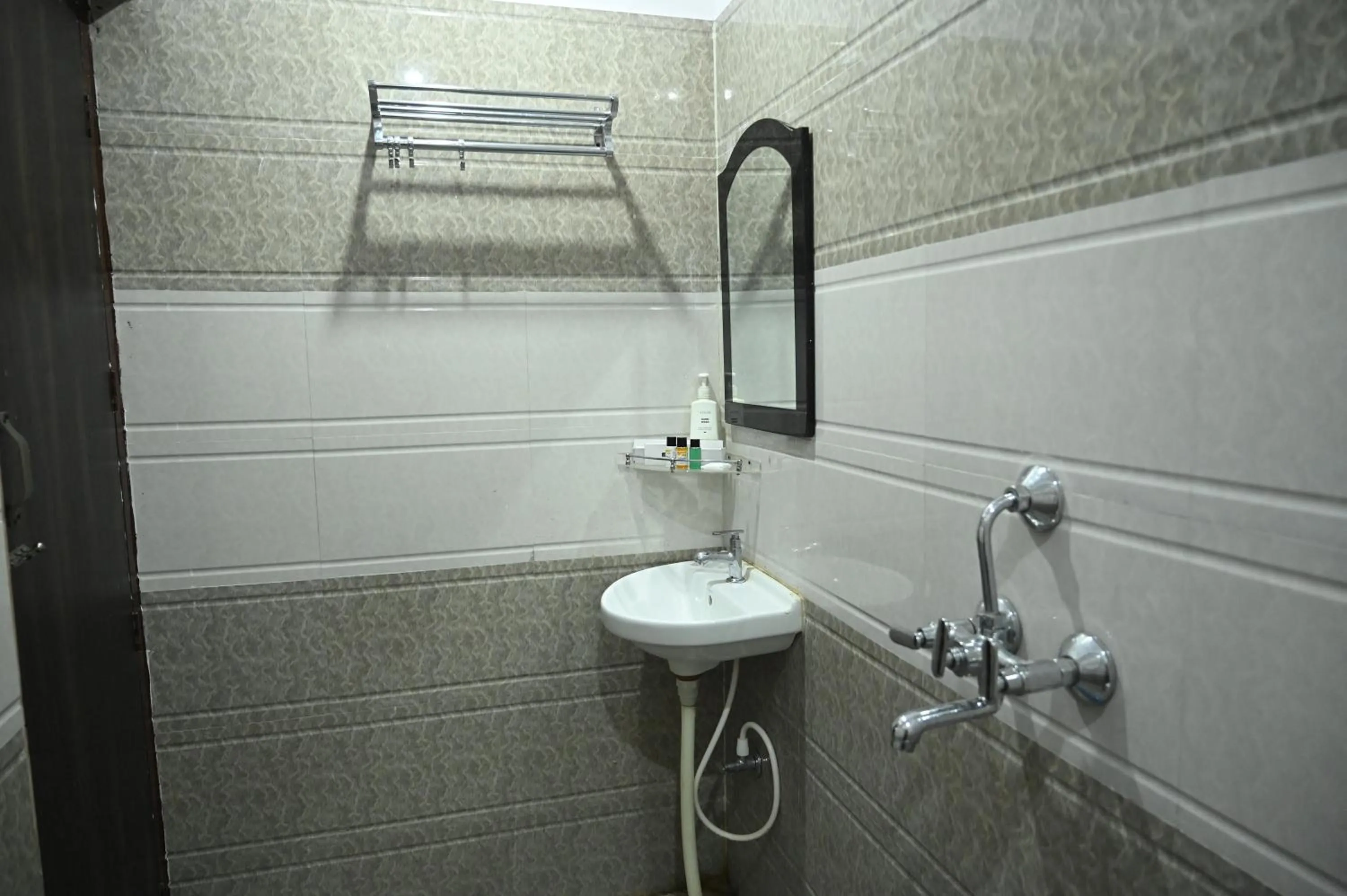 Shower in HOTEL DIAMANT INN