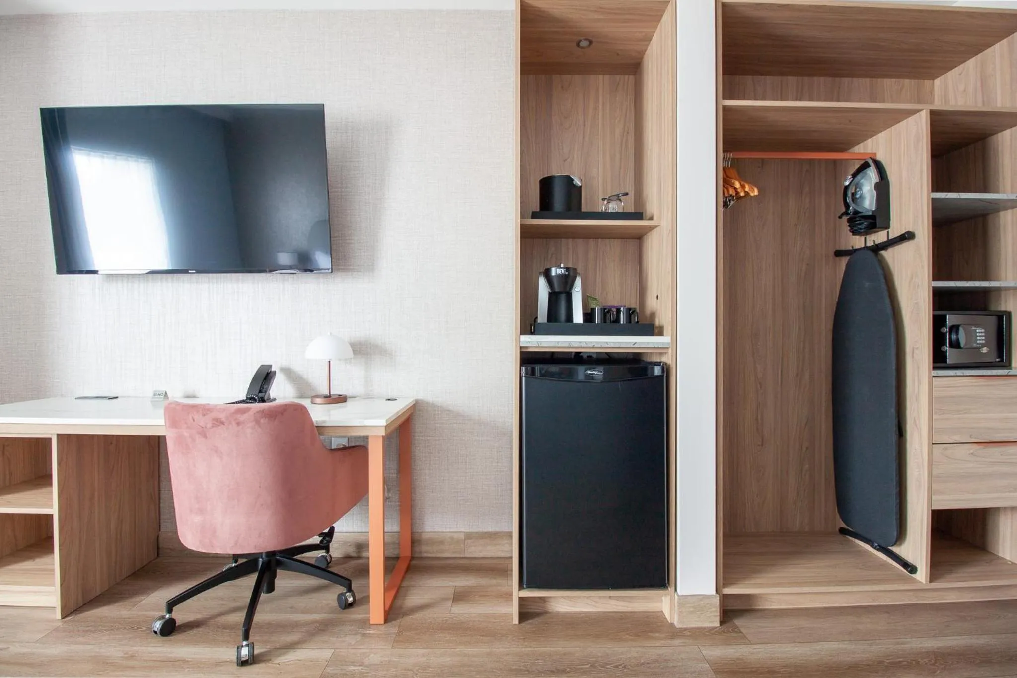 Coffee/tea facilities in Sea Glass Beach Place, Trademark Collection by Wyndham