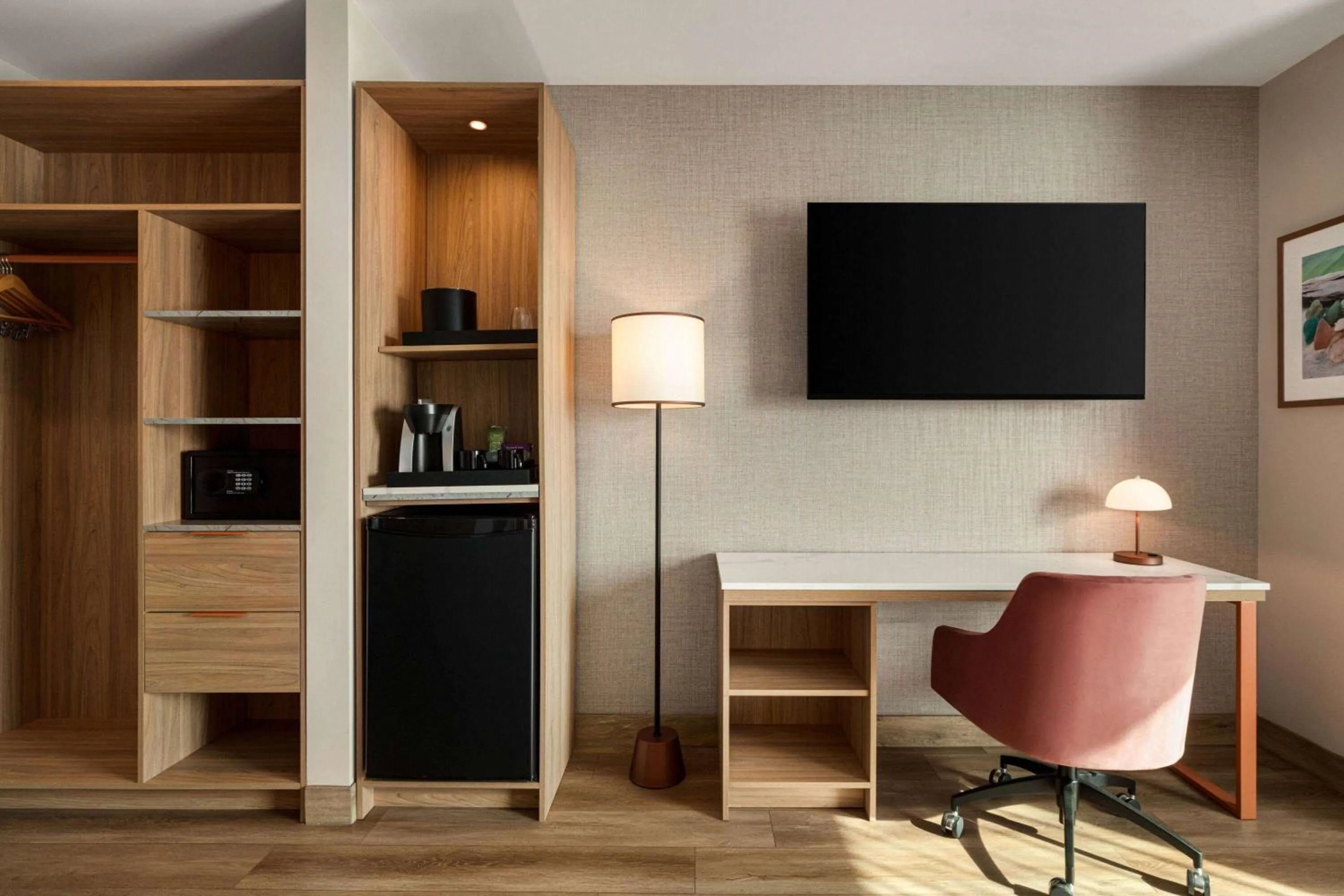 TV and multimedia in Sea Glass Beach Place, Trademark Collection by Wyndham