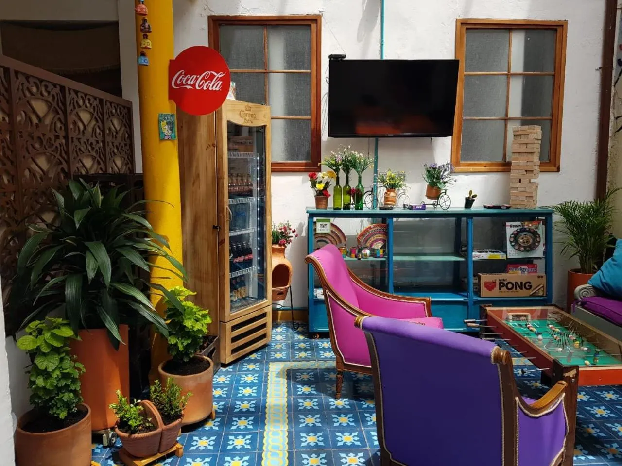 Communal lounge/ TV room in Fatima Hostel Bogotá