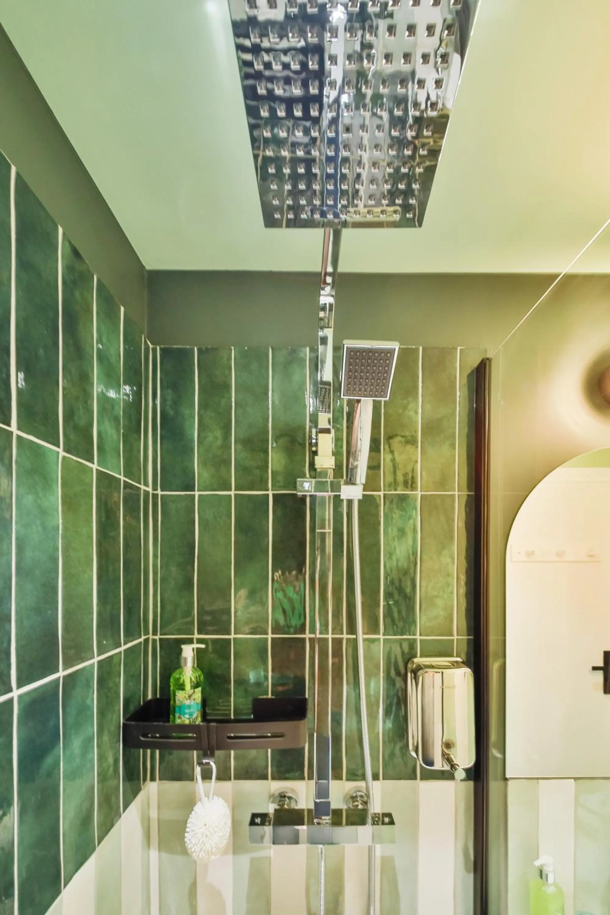 Shower in WS Louvre - Saint-Roch