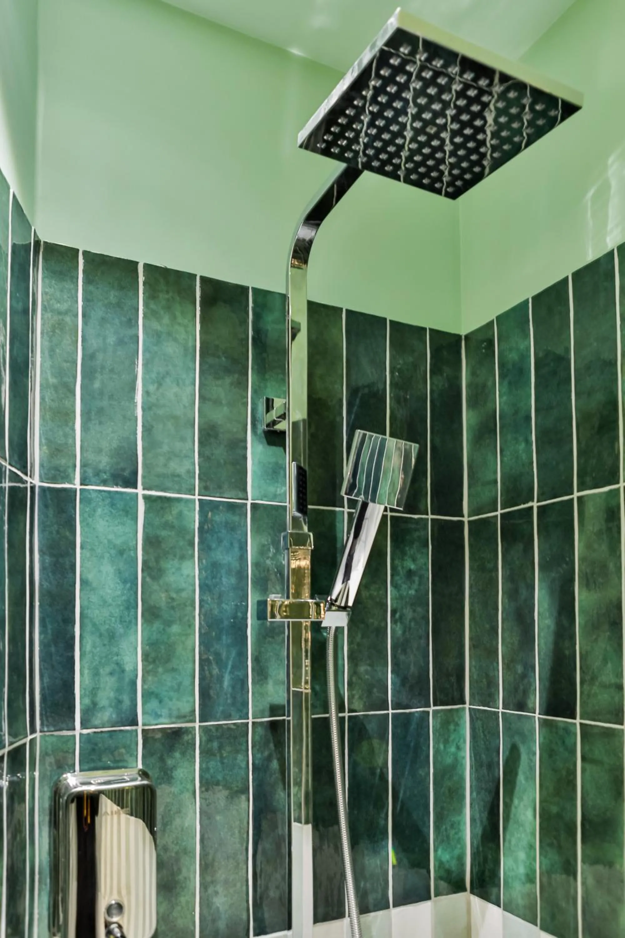 Shower in WS Louvre - Saint-Roch