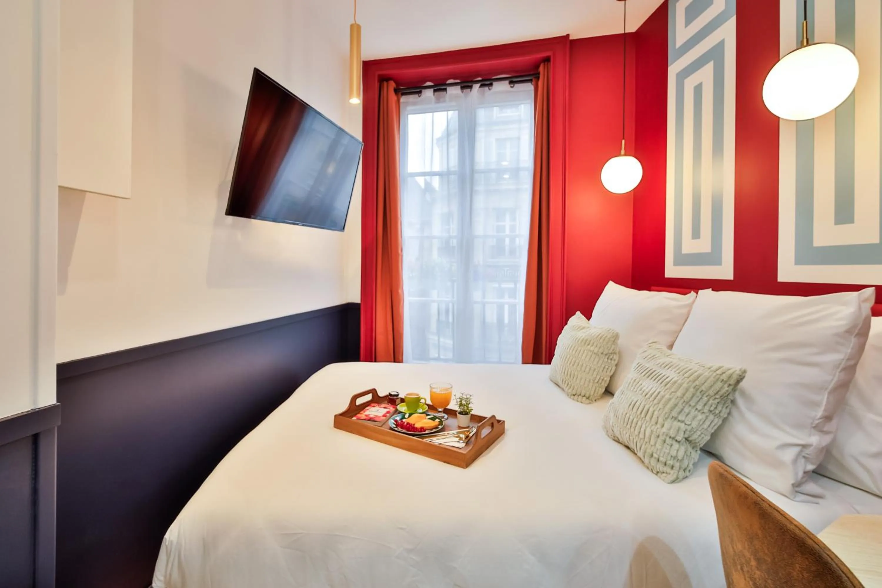 Photo of the whole room, Bed in WS Louvre - Saint-Roch