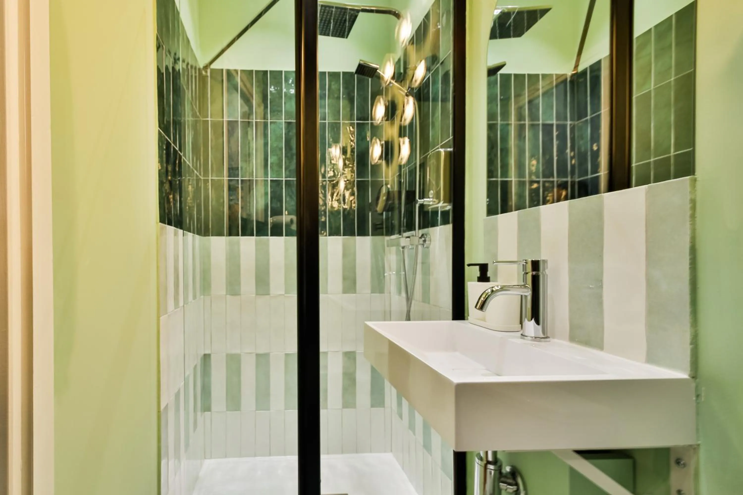 Shower in WS Louvre - Saint-Roch