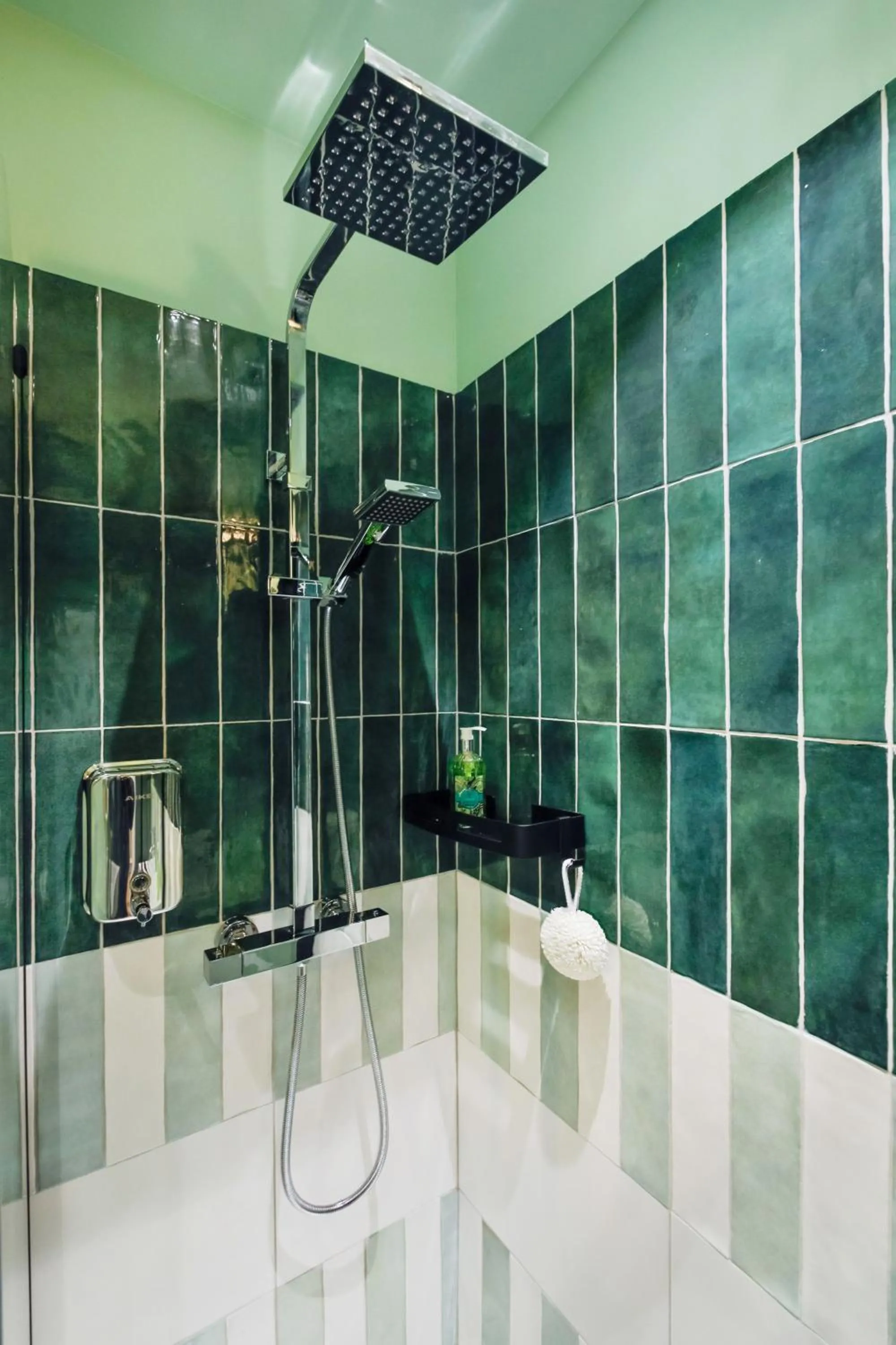 Shower in WS Louvre - Saint-Roch