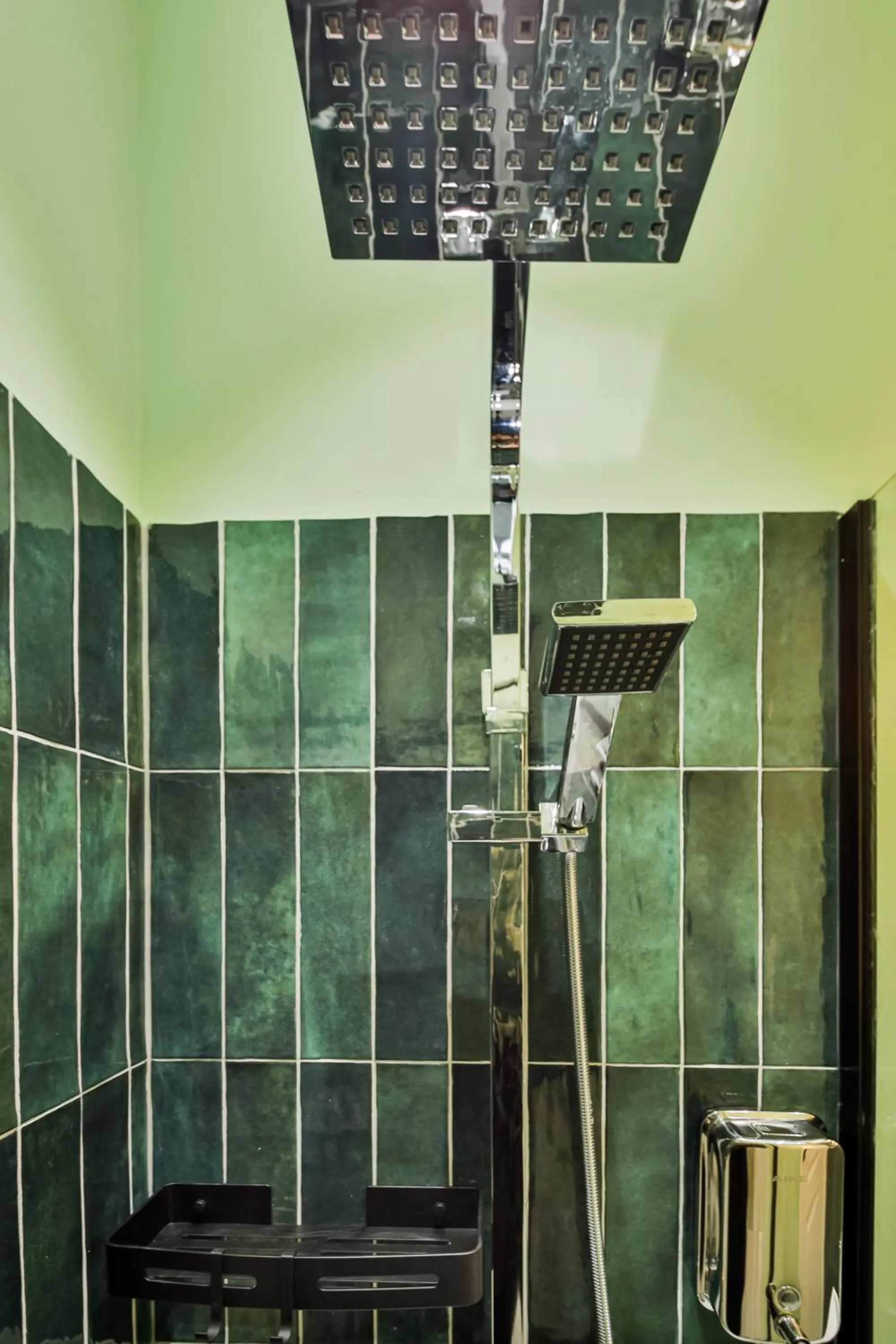 Shower in WS Louvre - Saint-Roch