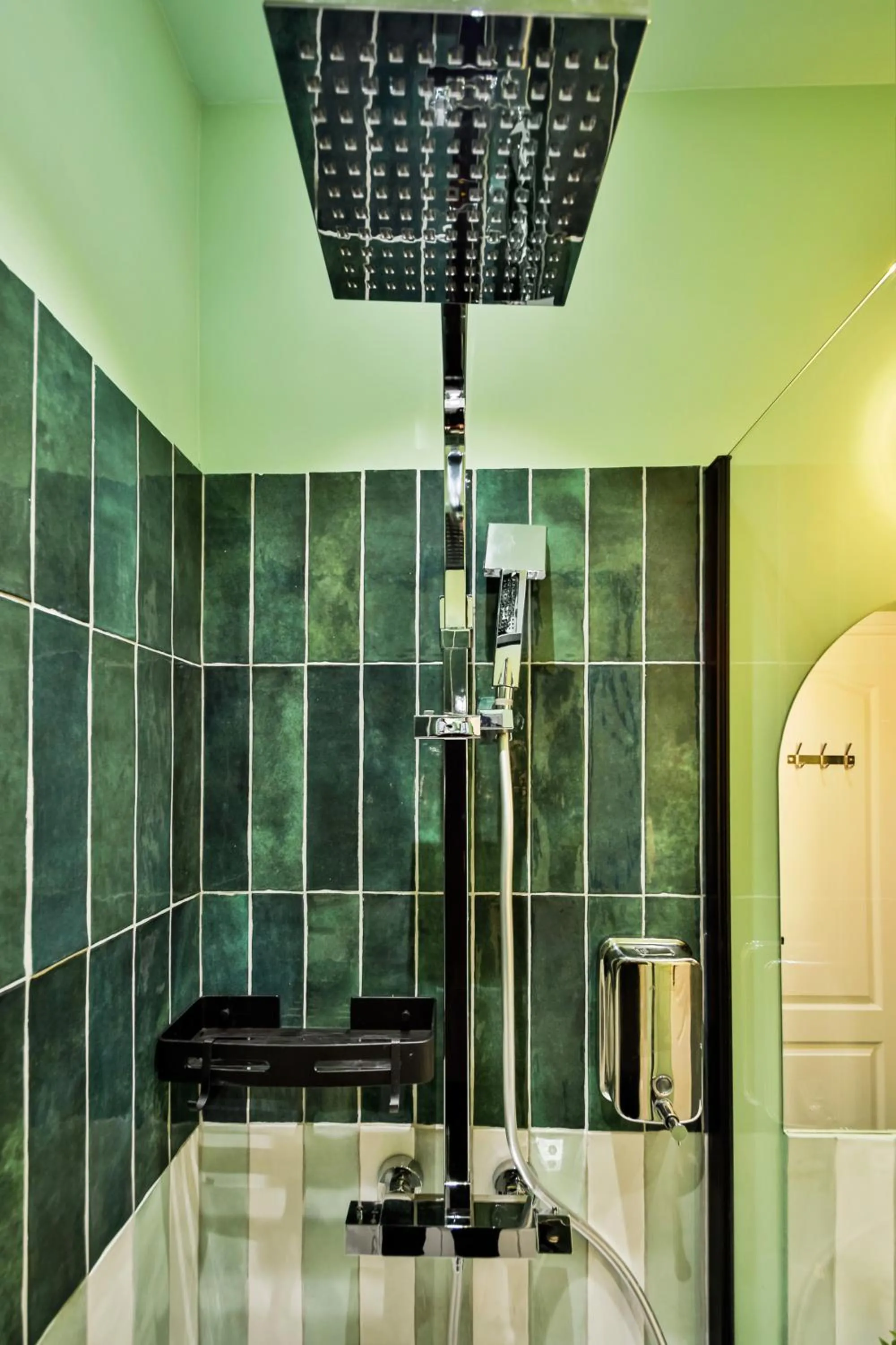 Shower in WS Louvre - Saint-Roch