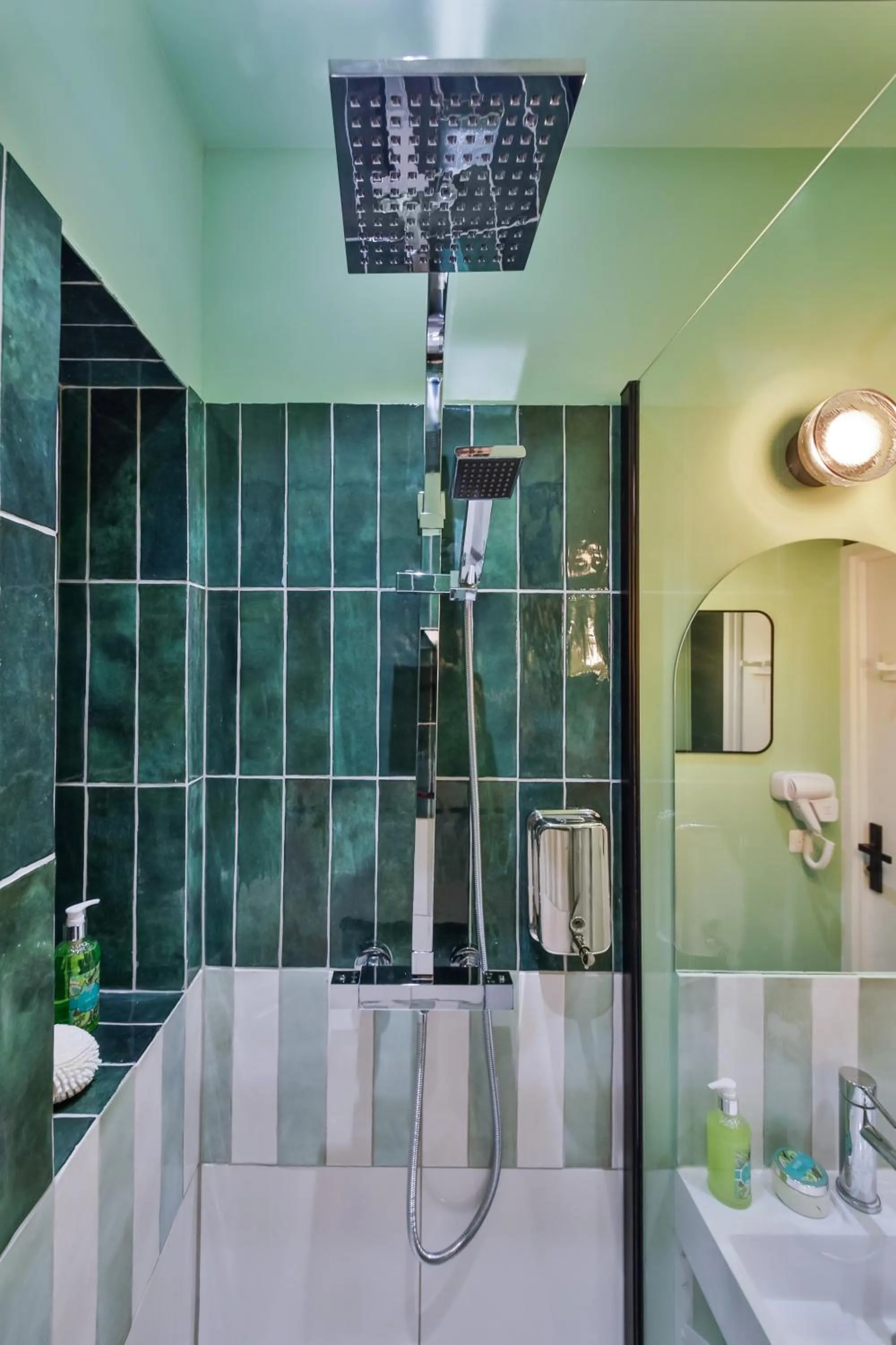 Shower in WS Louvre - Saint-Roch