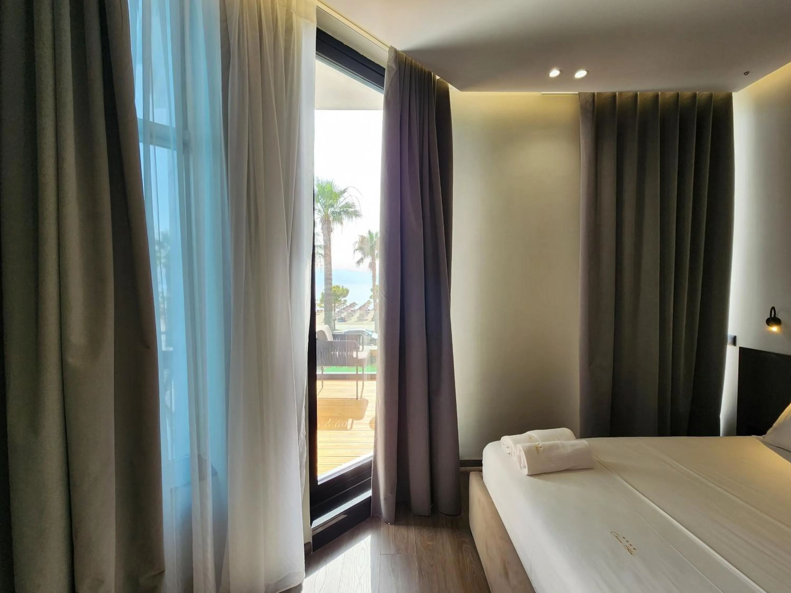 Bedroom, Bed in Charm Hotel