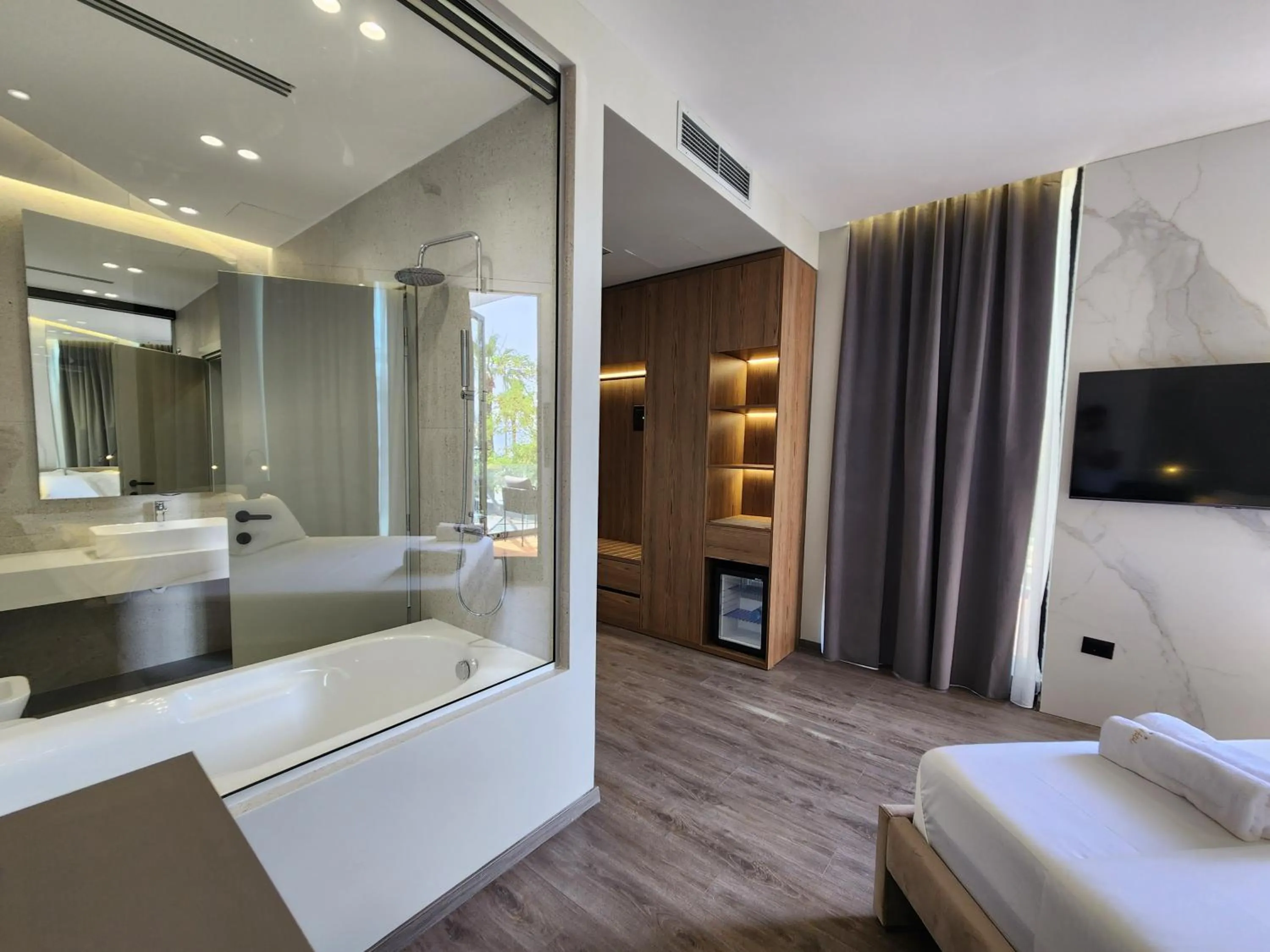 Bathroom, Bed in Charm Hotel