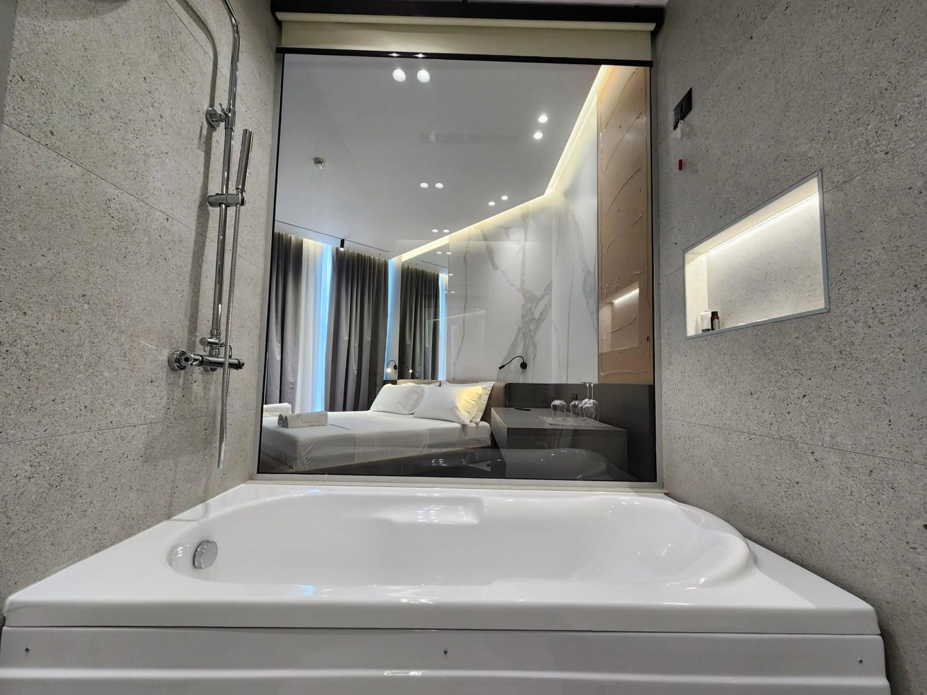 Bathroom, Bed in Charm Hotel