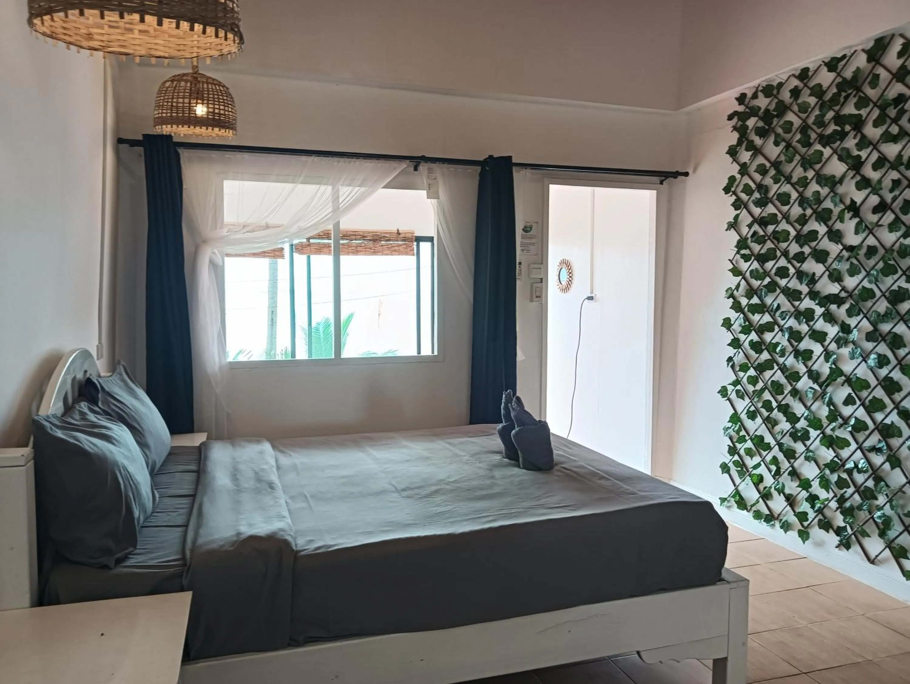 Bedroom, Bed in Cliff Cottage